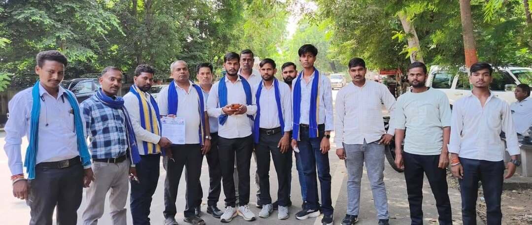 फिरोजाबाद थाना नारखी प्रभारी निरीक्षक पर भीम आर्मी द्वारा लगाया अभद्रता का आरोप, डीएम को सौंपा ज्ञापन, जांच की मांग
फिरोजाबाद। भीम आर्मी जय भीम संगठन के जिलाध्यक्ष रंजीत सिंह ने थाना नारखी प्रभारी पर अभद्रता का आरोप लगाते हुए आज जिलाधिकारी फिरोजाबाद को ज्ञापन सौंपा।
ज्ञापन के अनुसार आरोप है कि जिलाध्यक्ष जनसमस्या लेकर थाने गए थे, जहां कथित तौर पर अभद्रता की गई और प्रार्थना पत्र फेंक दिया गया। संगठन ने मामले की निष्पक्ष जांच की मांग की है।
पुलिस का पक्ष: इस संबंध में थाना प्रभारी नारखी से पक्ष लेने का प्रयास किया गया, समाचार लिखे जाने तक आधिकारिक बयान प्राप्त नहीं हो सका। पक्ष आने पर प्रकाशित किया जाएगा।
नोट: खबर ज्ञापन के आधार पर है, आरोपों की पुष्टि हम नहीं करते।
---
#Firozabad #BhimArmy #Narkhi #DMFirozabad