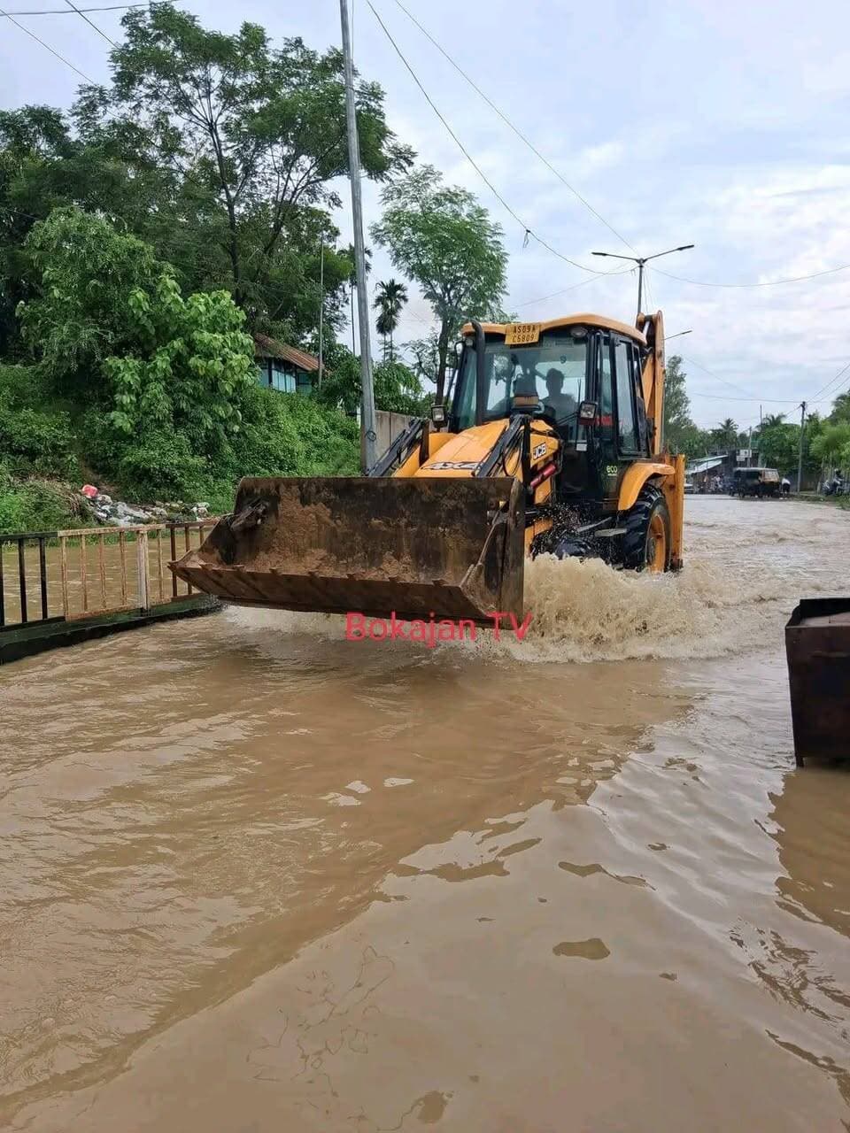 আজি পুৱতি নিশা হোৱা প্ৰচণ্ড বৰষুণৰ ফলত ডিফুত নৈৰ জলপৃষ্ঠ বৃদ্ধি পাই কেইবাটাও অঞ্চলত প্ৰভাৱিত হয়,শিৱবাৰী, পানবাৰী, ধৰম নলা, পিৰবি বজাৰ আদিৰ কেইবাটাও ঘৰ পানীৰ কবলত।
Bokajan TV