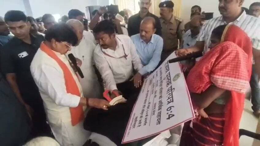 *बाढ़ प्रभावितों को राहत: नगरीय प्रशासन मंत्री ने बांटे चेक, राशन और शैक्षणिक सामग्री*
नगरीय विकास एवं आवास मंत्री कैलाश विजयवर्गीय ने बुधवार को चित्रकूट पहुंचकर बाढ़ प्रभावित परिवारों से मुलाकात की और राहत सामग्री वितरित की। उन्होंने बाढ़ से प्रभावित 5 परिवारों को ₹1.20 लाख की सहायता राशि के चेक प्रदान किए। इसके साथ ही बच्चों को स्कूल बैग, कॉपी-किताबें और अन्य शैक्षणिक सामग्री वितरित की गई। मंत्री ने प्रभावित परिवारों को राशन और कंबल भी बांटे। उन्होंने कहा कि आपदा की इस घड़ी में सरकार प्रभावित परिवारों के साथ खड़ी है और उन्हें हरसंभव मदद उपलब्ध कराई जाएगी।