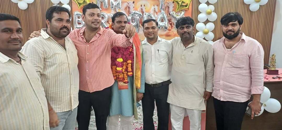 अवागढ ब्लॉक प्रमुख प्रतिनिधि प्रमुख समाज सेवी बडेभाई कुंवर हीरेश जी यादव के जन्मदिवस के अवसर पर बधाई व शुभकामनाए.