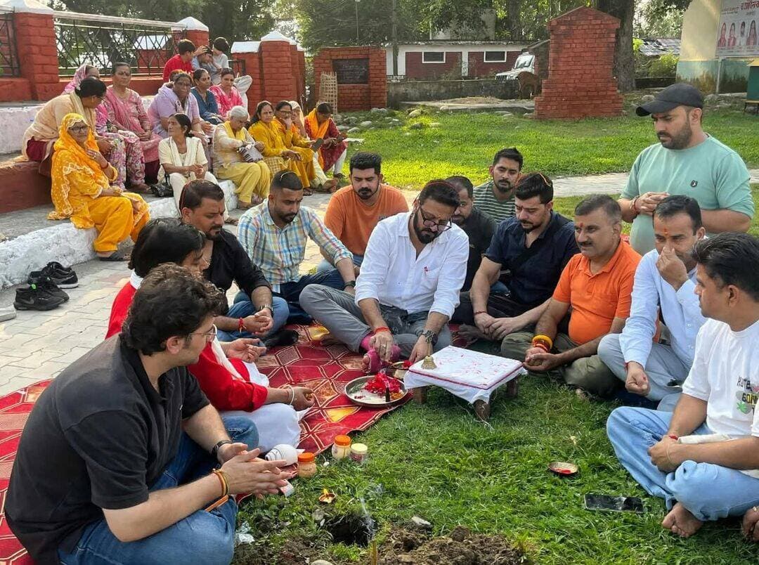 54 वर्षों से चली आ रही रामलीला की परंपरा, देहरा में निभाई गई झंडा रस्म
देहरा।। News123 ।। श्री रामलीला कमेटी देहरा की ओर से रामलीला महोत्सव की तैयारियों के तहत झंडा रस्म विधिवत रूप से निभाई गई। इस दौरान गायत्री परिवार और राम मंदिर परिवार से जुड़ी महिलाओं ने भी बढ़-चढ़कर हिस्सा लिया। धार्मिक एवं सांस्कृतिक परंपराओं के बीच झंडा रस्म के साथ ही रामलीला महोत्सव को लेकर उत्साह का माहौल बन गया।
श्री रामलीला कमेटी देहरा की यह ऐतिहासिक रामलीला वर्ष 1972 से लगातार आयोजित होती आ रही है और इस वर्ष इसे 54 वर्ष पूरे हो रहे हैं। कमेटी के अनुसार इस बार भी रामलीला का 11 दिवसीय महोत्सव आयोजित किया जाएगा, जिसमें भगवान श्रीराम के जीवन एवं आदर्शों पर आधारित विभिन्न प्रसंगों का मंचन किया जाएगा।
झंडा रस्म के अवसर पर कमेटी के अध्यक्ष नीतीश परमार, वित्त अध्यक्ष अभय चौहान, उपाध्यक्ष शेखर ठाकुर व सौरभ सूद, संचालक पवन शर्मा, महासचिव पंकज मेहरा, विशाल परमार, निदेशक अभिनव वालिया, सचिव अंकुश वर्मा, सचिन शर्मा, संजीव शर्मा, विकास वालिया, सह सचिव अमन राणा, अरुण भारद्वाज, रजनीश कुमार, ध्रुव चौहान, आदित्य शर्मा, अमित वालिया एवं अमन वालिया सहित कमेटी के अन्य सदस्य मौजूद रहे।
कमेटी पदाधिकारियों ने कहा कि रामलीला केवल धार्मिक आयोजन ही नहीं, बल्कि देहरा की 54 वर्षों पुरानी सांस्कृतिक विरासत का महत्वपूर्ण हिस्सा है। आयोजन को सफल बनाने के लिए कमेटी द्वारा तैयारियां तेज कर दी गई हैं। महोत्सव के दौरान बड़ी संख्या में श्रद्धालुओं और दर्शकों के पहुंचने की उम्मीद है।