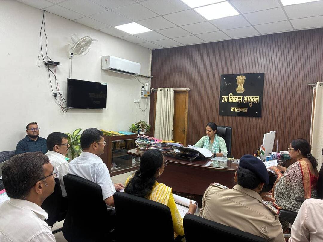 प्रेस विज्ञप्ति
नालंदा।
..........................
उप विकास आयुक्त सुश्री सारा अशरफ की अध्यक्षता में मिशन शक्ति एवं मुख्यमंत्री नारी शक्ति योजना अंतर्गत जिला संचालन समिति की समीक्षा बैठक संपन्न
• बाल विवाह और छेड़छाड़ से जुड़े मामलों में पीड़ितों की वन स्टॉप सेंटर में अनिवार्य काउंसलिंग कराने का महिला थाना SHO को निर्देश
• 181 महिला हेल्पलाइन पर दर्ज 65 में से 62 मामलों का सफल निष्पादन, शेष 3 मामलों को भी शीघ्र निपटाने का आदेश
• घरेलू हिंसा व परित्यक्त जरूरतमंद महिलाओं को सामाजिक पुनर्वास कोष से ₹10,000 की आर्थिक सहायता उपलब्ध कराने की पहल
• पुलिस लाइन में पालना घर (क्रेच) शुरू करने की प्रक्रिया तेज करने तथा पॉश (POSH) एक्ट के तहत जिला व प्रखंड स्तर पर व्यापक प्रशिक्षण के निर्देश
बिहार शरीफ (नालंदा), 09 सितंबर 2026: कार्यालय कक्ष में आज उप विकास आयुक्त (DDC) सुश्री सारा अशरफ की अध्यक्षता में 'मिशन शक्ति' तथा 'मुख्यमंत्री नारी शक्ति योजना' के सुचारू संचालन एवं प्रभावी अनुश्रवण हेतु गठित जिला संचालन समिति की एक उच्चस्तरीय समीक्षा बैठक आयोजित की गई।
बैठक के प्रारंभ में नोडल पदाधिकारी (महिला एवं बाल विकास निगम) सह जिला प्रोग्राम पदाधिकारी (ICDS) श्री अर्चना कुमारी द्वारा मिशन शक्ति अंतर्गत संचालित भारत सरकार की विभिन्न महिला कल्याणकारी योजनाओं एब्म बिहार सरकार की नारी शक्ति योजना की वर्तमान प्रगति प्रतिवेदन अध्यक्ष के समक्ष प्रस्तुत की गई। उन्होंने केंद्र प्रायोजित 'मिशन शक्ति' के तहत संचालित वन स्टॉप सेंटर (OSC), 181 महिला हेल्पलाइन, नारी अदालत, संकल्प: हब फॉर एम्पावरमेंट ऑफ वीमेन (HEW), 'बेटी बचाओ, बेटी पढ़ाओ', शक्ति सदन एवं सखी निवास की स्थिति से अवगत कराया। इसके साथ ही 'मुख्यमंत्री नारी शक्ति योजना' अंतर्गत संचालित पालना घर (क्रेच), कौशल विकास योजना, सामाजिक पुनर्वास कोष, कामकाजी महिला छात्रावास, कार्यस्थल पर महिलाओं का लैंगिक उत्पीड़न निवारण (पॉश एक्ट) तथा माहवारी स्वच्छता प्रबंधन की अद्यतन स्थिति का विस्तृत ब्योरा दिया।
प्रस्तुत प्रतिवेदन की गहन समीक्षा करते हुए उप विकास आयुक्त सुश्री सारा अशरफ ने विभिन्न योजनाओं के प्रभावी क्रियान्वयन हेतु संबंधित पदाधिकारियों को निम्नलिखित महत्वपूर्ण दिशा-निर्देश दिए:
1. काउंसलिंग एवं विधिक सहायता: बैठक में उपस्थित महिला थाना की थानाध्यक्ष (SHO) को निर्देशित किया गया कि बाल विवाह अथवा छेड़खानी से संबंधित कोई भी मामला संज्ञान में आने पर पीड़िता की समुचित काउंसलिंग एवं मानसिक सहयोग हेतु 'वन स्टॉप सेंटर' भी रेफर करें।
2. 181 महिला हेल्पलाइन की समीक्षा: हेल्पलाइन पर पंजीकृत कुल 65 मामलों में से 62 मामलों के सफल निष्पादन पर संतोष व्यक्त किया गया। शेष बचे 3 लंबित मामलों का प्राथमिकता के आधार पर त्वरित निष्पादन सुनिश्चित करने का निर्देश जिला परियोजना प्रबंधक (DPM) को दिया गया।
3. सखी निवास एवं शक्ति सदन: शक्ति सदन एवं कामकाजी महिला छात्रावास (सखी निवास) के सुचारू संचालन के लिए उपयुक्त भवन/स्थान के चयन हेतु अविलंब पुनः विज्ञापन प्रकाशित करने का आदेश दिया गया।
4. पालना घर (क्रेच) का विस्तार: वर्तमान में जिला समाहरणालय में संचालित पालना घर में प्रतिदिन औसतन 5 से 6 बच्चों की उपस्थिति दर्ज की जा रही है। पुलिस लाइन में कार्यरत महिलाओं की सुविधा को देखते हुए पुलिस लाइन में भी पालना घर स्थापित करने की प्रक्रिया में तेजी लाने का निर्देश दिया गया।
5. सामाजिक पुनर्वास कोष से सहायता: हिंसा पीड़ित ऐसी महिलाएं जिनके पतियों द्वारा दूसरी शादी कर उन्हें छोड़ दिया गया है, उन्हें चिन्हित कर सूची तैयार करने का आदेश दिया गया। अत्यंत जरूरतमंद एवं असहाय महिलाओं को 'सामाजिक पुनर्वास कोष' के तहत ₹10,000 की आर्थिक सहायता प्रदान करने हेतु संचिका तुरंत अग्रसारित करने का निर्देश DPM को दिया गया।
6. 'बेटी बचाओ, बेटी पढ़ाओ' अभियान: योजना के तहत चलाए जा रहे संवाद कार्यक्रमों की सराहना करते हुए जिला प्रोग्राम पदाधिकारी को जिले भर में जागरूकता बढ़ाने के उद्देश्य से अन्य विशेष व नवाचारी गतिविधियां आयोजित करने को कहा गया।
7. पॉश (POSH) एक्ट व निरीक्षण: कार्यस्थल पर महिला उत्पीड़न रोकथाम कानून (पॉश एक्ट) का सख्ती से अनुपालन कराने पर जोर दिया गया। इसके तहत जिला एवं प्रखंड दोनों स्तरों पर दक्ष प्रशिक्षकों द्वारा विशेष कार्यशालाएं आयोजित करने का निर्देश दिया गया। साथ ही उप विकास आयुक्त ने वन स्टॉप सेंटर की व्यवस्थाओं का औचक निरीक्षण करने की बात कही।
बैठक के अंत में उप विकास आयुक्त ने दोहराया कि महिलाओं की सुरक्षा, सशक्तिकरण और पुनर्वास जिला प्रशासन की सर्वोच्च प्राथमिकताओं में शामिल है। इसमें किसी भी प्रकार की शिथिलता बर्दाश्त नहीं की जाएगी।
बैठक में सिविल सर्जन , जिला कल्याण पदाधिकारी , SHO महिला थाना , बिहार शरीफ , श्रीमती ममता - जीविका , जिला मिशन समन्वयक व अन्य उपस्थित थे।
Samrat Choudhary
CMO Bihar
Information & Public Relations Department, Government of Bihar
Social Welfare Department, Government of Bihar
ICDS Directorate Bihar
Bihar Health Department
State Health Society, Bihar