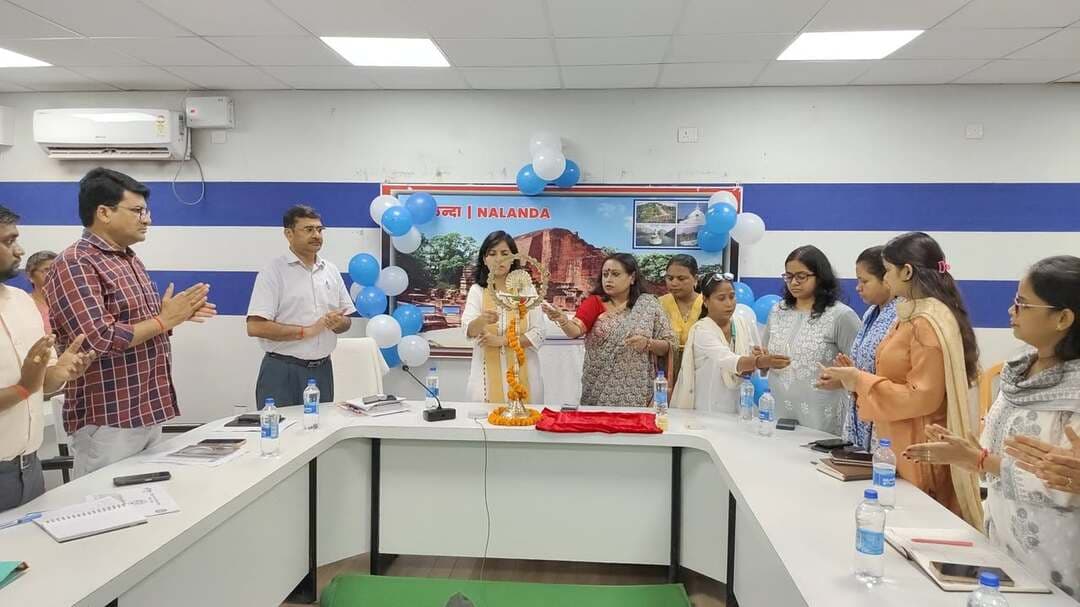प्रेस विज्ञप्ति
नालंदा।
दिनांक – 09 सितंबर 2026
....................................
नालंदा में 09 सितंबर से 08 अक्टूबर तक मनाया जाएगा पोषण माह
“हमारी आंगनबाड़ी, हमारी जिम्मेदारी” थीम के साथ चलेगा व्यापक जन- जागरूकता एवं जनभागीदारी अभियान
नालंदा जिले में 09 सितंबर से 08 अक्टूबर 2026 तक पोषण माह का आयोजन किया जा रहा है।
जिलाधिकारी, नालन्दा श्रीमती उदिता सिंह द्वारा दीप प्रज्ज्वलित कर पोषण माह 2026 का विधिवत शुभारंभ किया।*
इस वर्ष पोषण माह का मुख्य विषय “हमारी आंगनबाड़ी, हमारी जिम्मेदारी रखा गया है।
इसके माध्यम से आंगनबाड़ी केंद्रों को और सशक्त बनाने के साथ-साथ समुदाय की भागीदारी एवं जवाबदेही सुनिश्चित करने पर विशेष जोर दिया जाएगा।
पोषण माह के दौरान जिले में विभिन्न विभागों के समन्वय से व्यापक स्तर पर जन-जागरूकता एवं जनभागीदारी आधारित गतिविधियों का आयोजन किया जाएगा। अभियान के माध्यम से बच्चों, गर्भवती एवं धात्री महिलाओं तथा परिवारों को पोषण, स्वास्थ्य एवं बाल विकास से संबंधित महत्वपूर्ण जानकारियां उपलब्ध कराई जाएंगी।
पोषण माह के दौरान इन विषयों पर होगा विशेष फोकस
1. आहार विविधता एवं पर्याप्त प्रोटीन:-
संतुलित एवं पौष्टिक आहार स्वस्थ जीवन की आधारशिला है। पोषण माह के दौरान आहार में विविधता एवं पर्याप्त प्रोटीन के महत्व के प्रति आमजनों को जागरूक किया जाएगा।
2. आंगनबाड़ी केंद्रों पर ताजा एवं गर्म पका भोजन (HCM):-
लाभार्थी बच्चों एवं महिलाओं को गुणवत्तापूर्ण पोषण उपलब्ध कराने तथा आंगनबाड़ी केंद्रों पर गर्म एवं ताजा पका भोजन सुनिश्चित करने के संबंध में जागरूकता एवं गतिविधियां आयोजित की जाएंगी।
3. सामुदायिक स्वामित्व एवं जवाबदेही
पोषण सेवाओं को बेहतर बनाने में समुदाय की सक्रिय भागीदारी सुनिश्चित करने तथा आंगनबाड़ी केंद्रों के प्रति सामुदायिक स्वामित्व की भावना
विकसित करने पर जोर दिया जाएगा।
4. बाल विकास हेतु पोषण एवं प्रारंभिक उद्दीपन
बच्चों के समुचित शारीरिक एवं मानसिक विकास के लिए पोषण के साथ-साथ प्रारंभिक उद्दीपन की महत्ता के प्रति अभिभावकों एवं समुदाय को जागरूक किया जाएगा।
5 . प्रधानमंत्री मातृ वंदना योजना (PMMVY)
गर्भवती एवं धात्री महिलाओं के मातृ स्वास्थ्य एवं पोषण को बढ़ावा देने के उद्देश्य से प्रधानमंत्री मातृ वंदना योजना के तहत उपलब्ध नकद अंतरण के संबंध में पात्र लाभार्थियों को जानकारी दी जाएगी।
जिला प्रशासन द्वारा संबंधित विभागों को आपसी समन्वय स्थापित करते हुए निर्धारित कैलेंडर के अनुरूप सभी गतिविधियों का सफल एवं प्रभावी आयोजन सुनिश्चित करने का निर्देश दिया गया है।
साथ ही, आंगनबाड़ी केंद्रों, समुदाय एवं क्षेत्र की स्थानीय आवश्यकताओं को ध्यान में रखते हुए अतिरिक्त गतिविधियां आयोजित करने के लिए भी निर्देशित किया गया है।
पोषण माह के दौरान आयोजित होने वाली गतिविधियों की दैनिक प्रगति एवं आंकड़ों को जन-आंदोलन डैशबोर्ड पर अपलोड लिंक http///poshanabhiyaan.gov.in करने का निर्देश दिया गया है, ताकि अभियान की नियमित एवं प्रभावी निगरानी तथा मूल्यांकन सुनिश्चित किया जा सके।
जिला प्रशासन द्वारा आमजनों से भी पोषण माह के दौरान आयोजित गतिविधियों में सक्रिय भागीदारी निभाने तथा सुपोषित एवं स्वस्थ समाज के निर्माण में अपनी जिम्मेदारी निभाने की अपील की गई है।
सुपोषित नालंदा, स्वस्थ नालंदा के निर्माण में जनभागीदारी ही सबसे महत्वपूर्ण आधार है।
पोषण अभियान कार्यक्रम में जिला कार्यक्रम पदाधिकारी (आईसीडीएस), जिला कल्याण पदाधिकारी, जिला कार्यक्रम पदाधिकारी (मध्याह्न भोजन), सहायक निदेशक, बाल संरक्षण, सहायक निदेशक, दिव्यांगजन, सिविल सर्जन, जिला अल्पसंख्यक कल्याण पदाधिकारी, जिला कृषि पदाधिकारी, बाल विकास परियोजना पदाधिकारी (सीडीपीओ), महिला पर्यवेक्षिका, आंगनबाड़ी सेविका तथा जिला परियोजना प्रबंधक (जीविका) सहित संबंधित पदाधिकारी एवं कर्मी शामिल हुए।
Samrat Choudhary
CMO Bihar
Information & Public Relations Department, Government of Bihar
Women and Child Development Corporation, Bihar
Ministry of Women & Child Development, Government of India
State Health Society, Bihar
Bihar Health Department
JEEVIKA Bihar
ICDS Directorate Bihar
Social Welfare Department, Government of Bihar