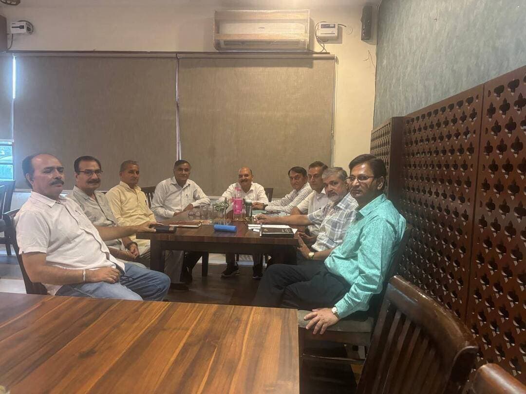 शहर की जानी मानी सामाजिक संस्था एक प्रयास आपके साथ हर वर्ष की तरह इस वर्ष भी आर्थिक रूप से कमजोर लेकिन होनहार छात्रों को उनके उज्ज्वल भविष्य हेतु मदद करने के उद्देश्य से एक परीक्षा आयोजित करने जा रही है। जो 13 सितंबर दिन रविवार को एस डी सीनियर सेकेंडरी स्कूल जगाधरी में सुबह 10:30 से दोपहर 12:10 तक आयोजित होगी। संस्था के विशेष सलाहकार शीश पाल चौहान एवम् अध्यक्ष आर एस शर्मा ने बताया कि कुल 137 बच्चों ने इस परीक्षा हेतु फॉर्म भरा है। रादौर ब्लॉक के 10 स्कूलों के 22, छछरौली ब्लॉक से 9 स्कूलों के 25 , सरस्वती नगर के 4 स्कूलों से 8, जगाधरी के 14 स्कूलों के 49, साढौरा से 7 स्कूलों के 16, बिलासपुर से 9 स्कूलों के 17 बच्चों ने परीक्षा हेतु फॉर्म भरे हैं। यह परीक्षा केवल बारहवीं कक्षा में पढ़ने पढ़ने वाले विद्यार्थियों के लिए है । परीक्षा केंद्र पर सुबह 10 बजे आधार कार्ड सहित पहुँचना अनिवार्य है। परीक्षा 100 अंक की बहुविकल्पीय प्रश्नों की होगी । महासचिव कुंदन कालड़ा और वाइस चैयरमैन सुशील गुलाटी ने संयुक्त रूप में बताया कि परीक्षा के उपरांत उसी दिन केन्द्र में ही अंकन कार्य पूरा किया जाएगा ।सभी परीक्षार्थियों को आने -जाने का किराया दिया जाएगा एवम् जलपान भी करवाया जाएगा ।परीक्षा परिणाम अगले सप्ताह तक दे दिया जाएगा । इसमें चयनित बच्चों को चयन के मानदंड अनुसार आगामी प्रक्रियाओं से गुजरना होगा। चयन परीक्षा मैरिट , साक्षात्कार ,बोर्ड परीक्षा के अंक और घर की आर्थिक स्थिति पर निर्भर करता है। इसी मासान्त में मैरिट में आने वाले बच्चों का साक्षात्कार लिया जाएगा । अंतिम परिणाम वार्षिक परीक्षा के बाद घोषित किया जाएगा । सभी बच्चे जी -जान से परीक्षा की तैयारी में जुटे हैं । पिछले पाँच वर्षों से अब तक कुल 76 बच्चे संस्था से लाभान्वित होकर निशुल्क उच्चशिक्षा प्राप्त कर अपने सपनों को साकार कर रहे हैं ।परीक्षा संचालन में केन्द्राधीक्षक चरणजीत बत्तरा , नरेन्द्र गेरा , अनूप कोठियाल , विनोद सेठी ,अच्छर सिंह ,शाम पाल शर्मा , सतीश कौशिक , ओ पी सैनी ,गोपाल शर्मा , खेम लाल सैनी आदि सदस्यों का सहयोग रहेगा ।