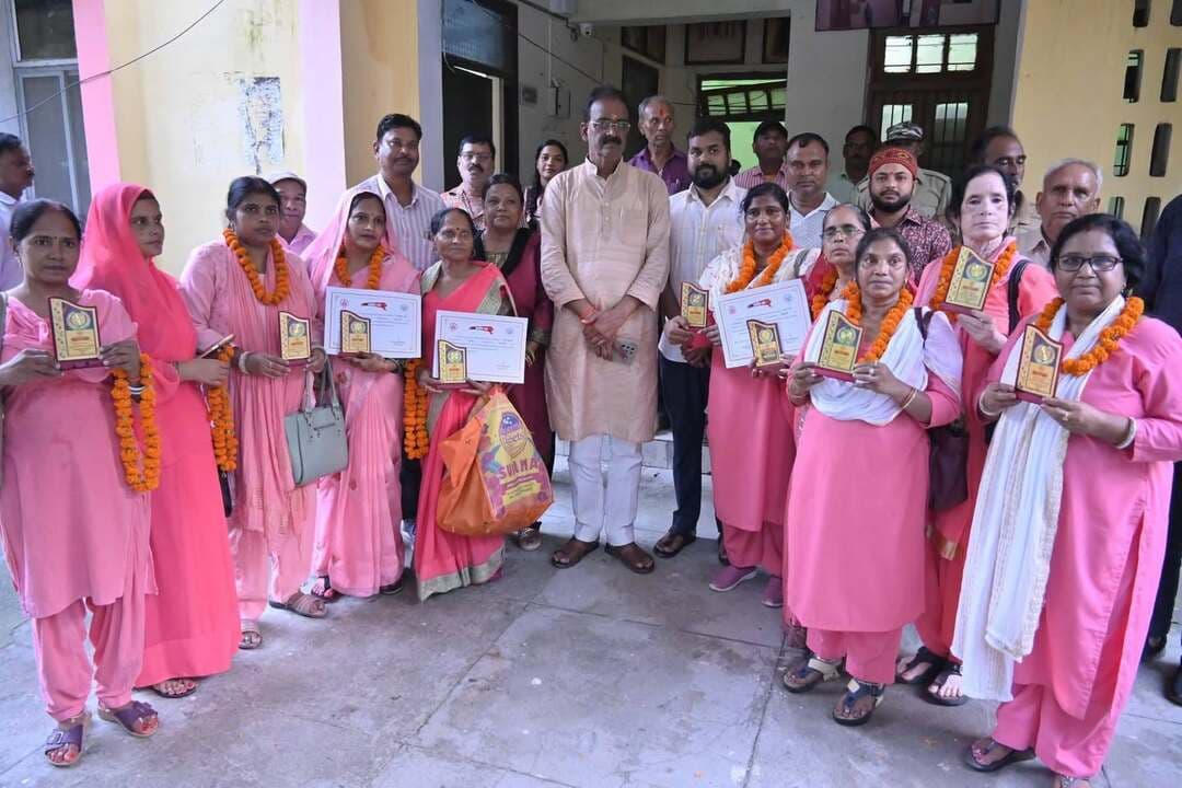 ब्लॉक सभागार मोहम्मदी में उत्तर प्रदेश के मुख्यमंत्री द्वारा अयोध्या में आयोजित आंगनबाड़ी कार्यकर्ताओं के सम्मान एवं नियुक्ति पत्र वितरण कार्यक्रम का सजीव प्रसारण विधायक की उपस्थिति में देखा गया । इस अवसर पर आंगनबाड़ी कार्यकर्त्रियों, साहित्यकारों एवं महिला कल्याण विभाग के लाभार्थियों के सम्मान समारोह में नवनियुक्त कर्मियों को नियुक्ति पत्र वितरित किए।
विधायक Lokendra Pratap Singh बोले महिला सशक्तिकरण, बाल विकास एवं जनकल्याण के क्षेत्र में अभूतपूर्व काम हो रहा है