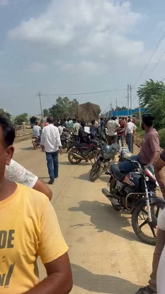 ठेकेदार की लापरवाही ने ली महिला की जान, ग्रामीणों का फूटा गुस्सा
#नीमच। नीमच सिटी थाना क्षेत्र के जमुनिया कलां गांव के पास बुधवार को एक अनियंत्रित ट्रक ने पैदल चल रही महिला को रौंद दिया। हादसे में महिला की मौके पर ही दर्दनाक मौत हो गई।*
*घटना के बाद गुस्साए ग्रामीणों ने सड़क निर्माण में लगी एजेंसी पर गंभीर आरोप लगाए हैं। लोगों का कहना है कि निर्माणाधीन सड़क पर न तो वाहनों की गति नियंत्रित करने के लिए बैरिकेड्स लगाए गए हैं और ना ही कोई सांकेतिक बोर्ड (डायवर्जन साइन)। निर्माण कंपनी और ठेकेदार की इसी घोर लापरवाही के कारण क्षेत्र में आए दिन हादसे और मौते हो रही हैं। सूचना मिलने पर पुलिस मौके पर पहुंची और जांच शुरू की