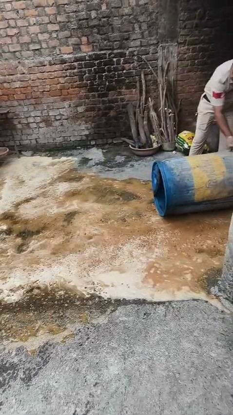 450 लीटर लहान और 3 भट्टियां नष्ट, 5 लीटर कच्ची महुआ शराब जब्त
अफजलपुर पुलिस की अवैध शराब के खिलाफ बड़ी कार्रवाई, एक आरोपी महिला पर आबकारी एक्ट में प्रकरण दर्ज
मंदसौर। अवैध शराब निर्माण के खिलाफ चलाए जा रहे अभियान के तहत अफजलपुर थाना पुलिस ने बड़ी कार्रवाई करते हुए 450 लीटर शराब निर्माण के लिए तैयार लहान नष्ट किया है। पुलिस ने मौके से हाथ भट्टी की कच्ची महुआ शराब निर्माण में प्रयुक्त तीन भट्टियों को भी नष्ट किया तथा 5 लीटर कच्ची महुआ शराब जब्त की है। मामले में एक आरोपी महिला के खिलाफ आबकारी अधिनियम के तहत प्रकरण दर्ज किया गया है।
पुलिस के अनुसार 9 सितंबर 2026 को अवैध शराब की धरपकड़ के लिए विशेष टीमें गठित की गई थीं। टीमों ने थाना क्षेत्र के ग्राम सीखेडी, जोगीखेड़ा मगरा और आसपास के इलाकों में खेतों एवं घनी घास वाले स्थानों पर सर्चिंग की। इस दौरान छिपाकर रखा गया शराब निर्माण के लिए तैयार करीब 450 लीटर लहान मिला। पुलिस ने मौके पर ही लहान को नष्ट किया और निर्माण में इस्तेमाल की जा रही तीन भट्टियों को भी नष्ट कर दिया।
कार्रवाई के दौरान पुलिस ने 5 लीटर हाथ भट्टी से बनी कच्ची महुआ शराब जब्त की। एक आरोपी महिला के विरुद्ध आबकारी अधिनियम के तहत कार्रवाई करते हुए प्रकरण पंजीबद्ध किया गया है।
