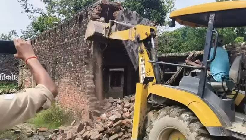 सिंगाही | लखीमपुर खीरी
चार वर्षीय बच्ची से दुष्कर्म के आरोपी खलील अहमद के मकान पर चला बुलडोजर। प्रशासन ने सख्त कार्रवाई करते हुए मकान को जमींदोज कर दिया।
मौके पर सिंगाही थाना अध्यक्ष राजबहादुर सहित भारी पुलिस बल मौजूद रहा। कार्रवाई के बाद क्षेत्र में सुरक्षा व्यवस्था कड़ी रही।
#सिंगाही #लखीमपुरखीरी #BulldozerAction #BreakingNews