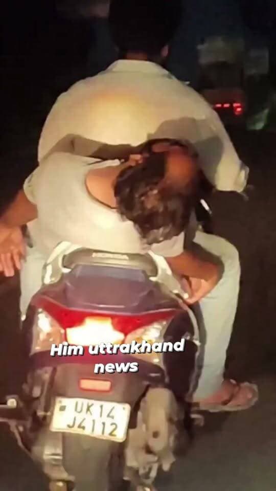 **रानीपोखरी-भानियावाला मार्ग के नागाघेर में दो स्कूटी सवार युवक सड़क पर लड़खड़ाते नजर आए, कई बार गिरते-गिरते बचे।
घटना का वीडियो सामने आने के बाद सड़क सुरक्षा और जिम्मेदारी को लेकर सवाल खड़े हो रहे हैं।**
