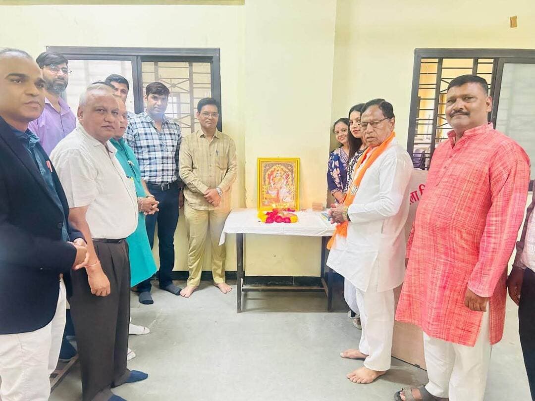जिला चिकित्सालय रतलाम में विश्व फिजियोथेरेपी दिवस पर स्वास्थ्य एवं फिजियोथेरेपी शिविर आयोजित।
55 से अधिक मरीजों ने स्वास्थ्य एवं फिजियोथेरेपी सेवाओं का लिया लाभ
सिविल सर्जन डॉ. ए.पी. सिंह ने बताया कि विश्व फिजियोथेरेपी दिवस के अवसर पर जिला चिकित्सालय, रतलाम में 9 सितंबर 2026 को विशेष स्वास्थ्य एवं फिजियोथेरेपी शिविर का आयोजन किया गया।
इस वर्ष विश्व फिजियोथेरेपी दिवस की थीम “हृदयाघात एवं मस्तिष्क आघात” रही। शिविर का मुख्य उद्देश्य हृदयाघात एवं मस्तिष्क आघात के बाद मरीजों के पुनर्वास, शारीरिक गतिशीलता में सुधार तथा फिजियोथेरेपी के महत्व के प्रति आमजन को जागरूक करना रहा।
कार्यक्रम का शुभारंभ मां सरस्वती के पूजन एवं दीप प्रज्वलन के साथ किया गया।
शिविर में विशेषज्ञ चिकित्सकों एवं फिजियोथेरेपिस्ट द्वारा मरीजों को आवश्यक चिकित्सकीय परामर्श एवं सेवाएं प्रदान की गईं। ऑर्थोपेडिक सर्जन डॉ. दिनेश भूरिया, एम.डी. मेडिसिन डॉ. जीवन चौहान, डॉ. मंजुल वाजपेयी, फिजियोथेरेपिस्ट डॉ. सपना बोरीवाल एवं फिजियोथेरेपिस्ट डॉ. गायत्री राठौर द्वारा मरीजों का परीक्षण, परामर्श एवं फिजियोथेरेपी संबंधी सेवाएं प्रदान की गईं।
शिविर में विशेष रूप से हृदयाघात एवं मस्तिष्क आघात के बाद होने वाली शारीरिक कमजोरी, मांसपेशियों की कमजोरी, चलने-फिरने में परेशानी, जोड़ों की जकड़न एवं दैनिक गतिविधियों में आने वाली कठिनाइयों के संबंध में फिजियोथेरेपी एवं पुनर्वास संबंधी मार्गदर्शन दिया गया।
शिविर में 55 से अधिक मरीजों ने स्वास्थ्य एवं फिजियोथेरेपी सेवाओं का लाभ लिया। मरीजों को नियमित शारीरिक गतिविधि, व्यायाम, पुनर्वास तथा स्वस्थ जीवनशैली के महत्व के बारे में भी जानकारी दी गई।
इस अवसर पर उपस्थित अतिथियों ने फिजियोथेरेपी को आधुनिक स्वास्थ्य सेवाओं का महत्वपूर्ण हिस्सा बताते हुए कहा कि समय पर उचित फिजियोथेरेपी एवं पुनर्वास से मरीजों की कार्यक्षमता और आत्मनिर्भरता में महत्वपूर्ण सुधार लाया जा सकता है।
कार्यक्रम के सफल आयोजन में जिला चिकित्सालय के चिकित्सकों, फिजियोथेरेपी विभाग एवं समस्त स्वास्थ्यकर्मियों का महत्वपूर्ण योगदान रहा। शिविर का उद्देश्य मरीजों को बेहतर स्वास्थ्य सेवाएं उपलब्ध कराने के साथ-साथ “स्वस्थ जीवन, बेहतर गतिशीलता और आत्मनिर्भरता” के संदेश को जन-जन तक पहुंचाना रहा।
कार्यक्रम में RDA अध्यक्ष श्री मनोहरलाल पोरवाल, RDA उपाध्यक्ष श्री गोविंद काकानी, वरिष्ठ सदस्य एवं रोगी कल्याण समिति के सदस्य श्री हेमंत राहोरी, रेडक्रॉस उपाध्यक्ष श्री सुशील मूनत तथा वरिष्ठ चिकित्सक डॉ. बी.एल. तापड़िया उपस्थित रहे।
#jansampark #ratlam
#MadhyaPradesh