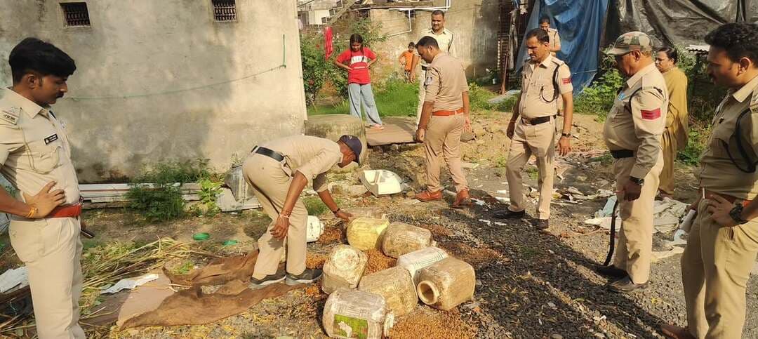 जावरा अंतर्गत ग्रामीण क्षेत्र में अवैध हाथ भट्टी मदिरा विक्रेताओं के विरुद्ध कार्यवाही।#jansanpark #ratlam
#MadhyaPradesh