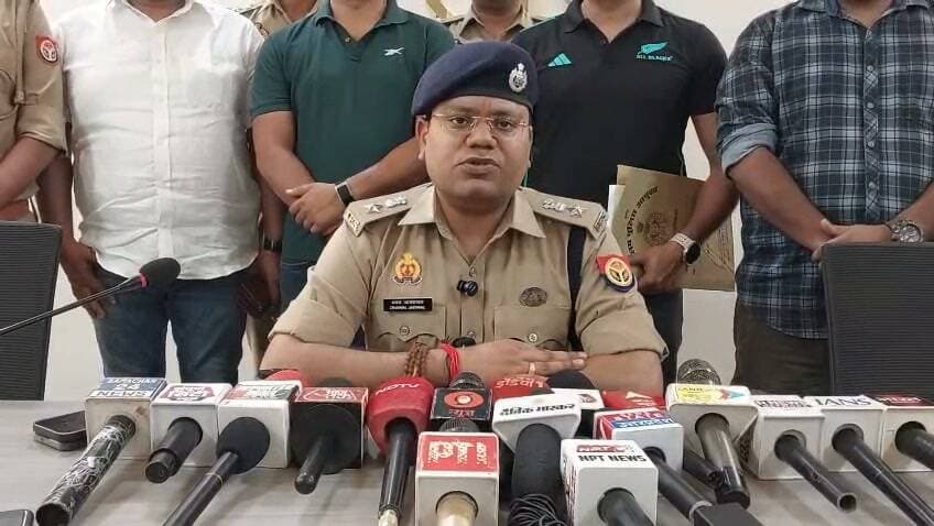गाजियाबाद पुलिस ने करीब डेढ करोड रुपए का मोबाइल फोन बरामद कर फोन स्वामियों को बड़ा तोहफा दिया है। DCP सिटी धवल जसवाल ने बताया सर्विलेंस टीम को बड़ी उपलब्धि मिली है फोन स्वामियों को उनके फोन सुपुर्द किए गए।
#UPPolice