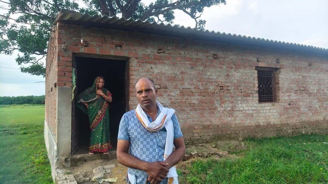 बारा में चोरों के हौसले बुलंद, किसान की ढाई लाख की दो भैंस और पड़िया चोरी; पुलिस पर उठे सवाल
बारा, प्रयागराज। बारा थाना क्षेत्र में चोरी की घटनाएं थमने का नाम नहीं ले रही हैं। पांडर गांव में चोरों ने किसान की गोशाला का ताला तोड़कर ढाई लाख रुपये की दो भैंस और एक पड़िया चुरा ली।
पीड़ित किसान अजय कुमार शुक्ला उर्फ अज्जू पुत्र अशर्फीलाल निवासी पांडर ने बताया कि मंगलवार रात 9 बजे वह भैंसों को चारा-भूसा देकर गोशाला में ताला लगाकर घर चले गए थे। सुबह 5 बजे जब चारा देने पहुंचे तो कमरे का ताला टूटा मिला और अंदर से दोनों भैंस व पड़िया गायब थीं।
सूचना पर 112 और बारा थाना पुलिस मौके पर पहुंची और जांच में जुट गई। थाना प्रभारी ने सीसीटीवी और मुखबिरों की मदद से जांच कर जल्द बरामदगी का आश्वासन दिया है।
पीड़ित किसान ने कहा - अगर भैंस नहीं मिली तो मुख्यमंत्री से गुहार लगाऊंगा, यही मेरे परिवार के भरण-पोषण का एकमात्र सहारा थीं।
लगातार हो रही चोरियों से क्षेत्र में आक्रोश है।
#Prayagraj #Bara #PandarGaon #BhainsChori #CrimeNews #PrayagrajPolice #UPNews #Yamunanagar #BaraThana #LocalNews #BreakingNews #Kisan