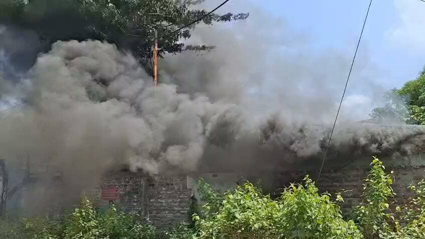 भलोबाशा चौक सिलीगुड़ी के पास एक फैक्ट्री में लगी आग