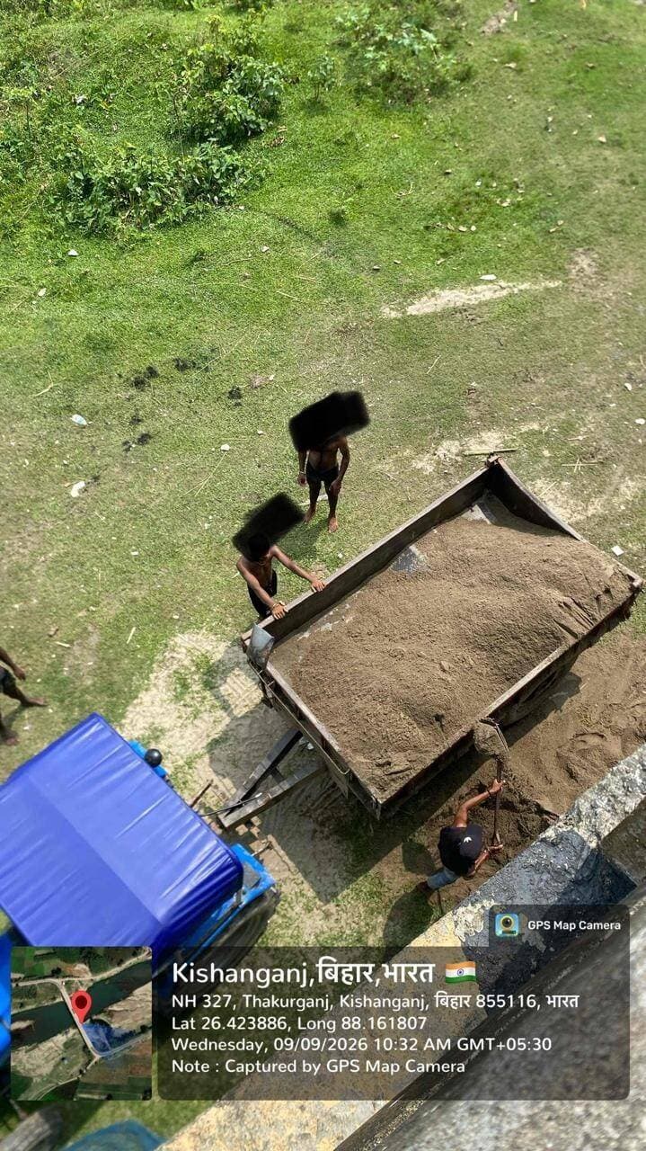 ठाकुरगंज:- सखुआडाली कनकपुर पथरिया पंचायत में बेखौफ चल रहा अवैध खनन, प्रशासन और पुलिस का नहीं रहा कोई खौफ
ठाकुरगंज प्रखंड अंतर्गत *सखुआ डाली कनकपुर पथरिया पंचायत* क्षेत्र में इन दिनों अवैध खनन का खेल बेखौफ जारी है।
बताया जा रहा है कि दिन-दहाड़े ट्रैक्टर से मिट्टी और बालू का अवैध खनन किया जा रहा है, लेकिन माफियाओं में न तो प्रशासन का खौफ है और न ही पुलिस का।
स्थानीय ग्रामीणों का कहना है कि अवैध खनन के कारण सरकारी जमीन और सड़कों को भारी नुकसान हो रहा है।ओवरलोड ट्रैक्टरों से ग्रामीण सड़कें टूट रही हैं,
लोगों का आरोप है कि अवैध खनन माफिया खुलेआम सक्रिय हैं और प्रशासन मौन बना हुआ है। ग्रामीणों ने जिला प्रशासन से अवैध खनन पर रोक लगाकर माफियाओं पर सख्त कार्रवाई की मांग की है।
