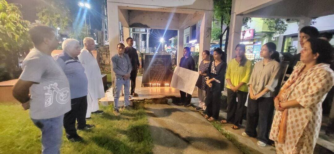 रामनगर में परिवर्तनकामी छात्र संगठन द्वारा कैंडल मार्च निकालकर दिल्ली में पीजी की ईमारत ढहने के कारण मारे गये छात्रों एवं अन्य नागरिकों को अपनी श्रद्धांजलि अर्पित की, और निजीकरण की नीतियों के कारण देश की बदहाल हो चुकी शिक्षा व्यवस्था को इस दुःखद घटना की मुख्य वजह बताया।
कैंडल मार्च के दौरान शहीद पार्क, लखनपुर चौक पर हुई सभा में वक्ताओं ने कहा कि निजीकरण की नीतियों ने देश में शिक्षा की सरकारी व्यवस्था को बर्बाद कर दिया है। भयंकर बेरोजगारी के इस दौर में छोटे शहरों, कस्बों और गाँवों से छात्र अच्छी शिक्षा पाने और भविष्य के सपनों के साथ महानगरों की ओर रुख करने पर मज़बूर हैं।
इसका फायदा उठाते हुये इन महानगरों में किरायजीवी माफिया छात्रों को बुरी तरह लूट-खसोट रहे हैं, क्योंकि बाहर से आने वाले छात्रों के लिये कॉलेजों में हॉस्टलों की संख्या बहुत ही कम है। राजधानी दिल्ली में पढ़ रहे कई लाख छात्रों पर हॉस्टलों की संख्या मात्र कुछ हज़ार है।
वक्ताओं ने कहा कि असल में ये कोई दुर्घटना नहीं बल्कि शिक्षा की बदहाल व्यवस्था और भ्रष्ट तंत्र द्वारा की गई हत्यायें हैं। वक्ताओं ने इस घटना में मारे गये छात्रों एवं अन्य नागरिकों के परिजनों को एक-एक करोड़ रु. मुआवजा दिये जाने एवं सभी के एक परिजन को सरकारी नौकरी दिये जाने की मांग की।
कैंडल मार्च में परिवर्तनकामी छात्र संगठन के रवि कुमार, राजेंद्र, प्रीति छिम्वाल, प्रीति आर्य, हिना, वैभव, दीपाली व लवली; इंकलाबी मज़दूर केंद्र के रोहित रुहेला व भुवन चंद्र, उत्तराखंड परिवर्तन पार्टी के प्रभात ध्यानी, प्रगतिशील महिला एकता केंद्र की गीता देवी एवं देवभूमि व्यापार मंडल के मनमोहन अग्रवाल इत्यादि लोगों ने भागीदारी की।
<nis:link nis:type=tag nis:id=uttarakhand nis:value=uttarakhand nis:enabled=true nis:link/> <nis:link nis:type=tag nis:id=nainital nis:value=nainital nis:enabled=true nis:link/> <nis:link nis:type=tag nis:id=ramnagar nis:value=Ramnagar nis:enabled=true nis:link/>