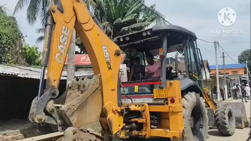 মৰিগাঁও জিলাৰ লাহৰীঘাট দ্বি সাপ্তাহিক বজাৰত মছজিদ ৰোডৰ উত্তৰত অবৈধ ভাবে লাহৰীঘাটৰ ধিঙ্গৰআাটি গাঁৱৰ এজন ব্যক্তিয়ে প্ৰথমতে অবৈধ ভাবে বেদখল কৰে। পিছত ক্ৰমে সেই ঠাইতে নিশা,পকীঘৰ নিৰ্মাণৰ কাম আৰম্ভ কৰাত প্ৰশাসনৰ দৃষ্টি পৰে। আজি দিনৰ প্ৰায় ১২.৩০ বজাত লাহৰীঘাট ৰাজহ চক্র বিষয়া নম্ৰতা সাহুৰ নেতৃত্বত লাহৰীঘাট আৰক্ষী প্ৰশাসন, অৰ্ধ সামৰিক বাহিনীৰ উপস্থিতিত অবৈধ ভাবে বেদখল কৰি পকী ঘৰ নিৰ্মাণত ভ'লডজাৰ চলাই সম্পূর্ণ নিচিহ্ন কৰি সামগ্রী সমুহো বাজেয়াপ্ত কৰে প্ৰশাসনে।