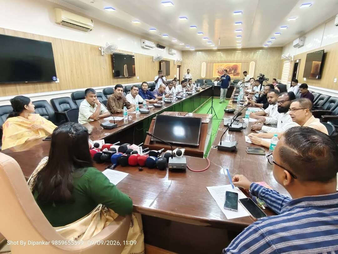 *নগাঁও লোকসভা সমষ্টিৰ আগন্তুক উপ-নিৰ্বাচন সন্দৰ্ভত মৰিগাঁও জিলা আয়ুক্তৰ সংবাদমেল*
মৰিগাঁও, ৯ ছেপ্টেম্বৰ: নগাঁও লোকসভা সমষ্টিৰ আগন্তুক উপ-নিৰ্বাচন সন্দৰ্ভত আজি মৰিগাঁও জিলাৰ সংবাদ মাধ্যমৰ প্ৰতিনিধিসকলৰ সৈতে জিলা আয়ুক্তৰ কাৰ্যালয়ৰ সন্মিলন কক্ষত এক সংবাদমেল অনুষ্ঠিত হয়। সংবাদমেলত মৰিগাঁও জিলাৰ জিলা আয়ুক্ত শ্ৰীমতী সৃষ্টিশ্ৰী সিং, আই এ এছ-এ নিৰ্বাচন সম্পৰ্কীয় বিভিন্ন গুৰুত্বপূৰ্ণ বিষয়ত বক্তব্য আগবঢ়ায়।
সংবাদমেলত জিলা আয়ুক্তগৰাকীয়ে নিৰ্বাচন সম্পৰ্কীয় তথ্য দায়িত্বশীল, নিৰ্ভৰযোগ্য আৰু সময়োপযোগীভাৱে জনসাধাৰণৰ মাজলৈ প্ৰচাৰ কৰাৰ গুৰুত্বৰ ওপৰত আলোকপাত কৰে।
লগতে ভোটাৰসকলৰ মাজত নিৰ্বাচন সম্পৰ্কীয় সজাগতা বৃদ্ধি কৰা আৰু কেৱল প্ৰামাণিক তথা সত্য তথ্যহে জনসাধাৰণৰ মাজলৈ যাতে পৌঁছে, সেই ক্ষেত্ৰত সংবাদ মাধ্যমৰ সক্ৰিয় সহযোগিতা কামনা কৰে।
তেওঁ উল্লেখ কৰে যে নিৰ্বাচনী প্ৰক্ৰিয়াক অধিক স্বচ্ছ, বিশ্বাসযোগ্য আৰু অংশগ্ৰহণমূলক কৰি তোলাৰ লগতে ভোটাৰ সজাগতা বৃদ্ধিত সংবাদ মাধ্যমৰ এক গুৰুত্বপূৰ্ণ ভূমিকা আছে। নিৰ্বাচন সম্পৰ্কীয় সঠিক তথ্য প্ৰচাৰ আৰু জনসাধাৰণক সচেতন কৰাৰ ক্ষেত্ৰত সংবাদ মাধ্যমৰ সহযোগিতা বিশেষভাৱে তাৎপৰ্যপূৰ্ণ বুলিও তেওঁ প্ৰকাশ কৰে।
সংবাদমেলত অতিৰিক্ত জিলা আয়ুক্ত (নিৰ্বাচন) শ্ৰী ৰাকেশ ডেকা, এ চি এছ আৰু নিৰ্বাচনী বিষয়া শ্ৰীমতী গুঞ্জনা শইকীয়া, এ চি এছ উপস্থিত থাকে।
মৰিগাঁও জিলা প্ৰশাসনে আগন্তুক নিৰ্বাচনটো মুক্ত, নিকা, শান্তিপূৰ্ণ আৰু স্বচ্ছভাৱে অনুষ্ঠিত কৰাৰ ক্ষেত্ৰত সংবাদ মাধ্যমৰ প্ৰতিনিধিসকলৰ অব্যাহত সহযোগিতা আৰু সহায়-সহযোগিতা কামনা কৰিছে।