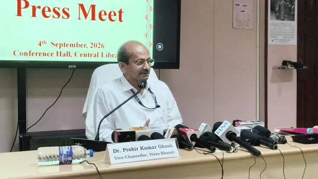 সাংবাদিক বৈঠক উপস্থিত বিশ্বভারতীর উপাচার্য প্রবীর কুমার ঘোষ