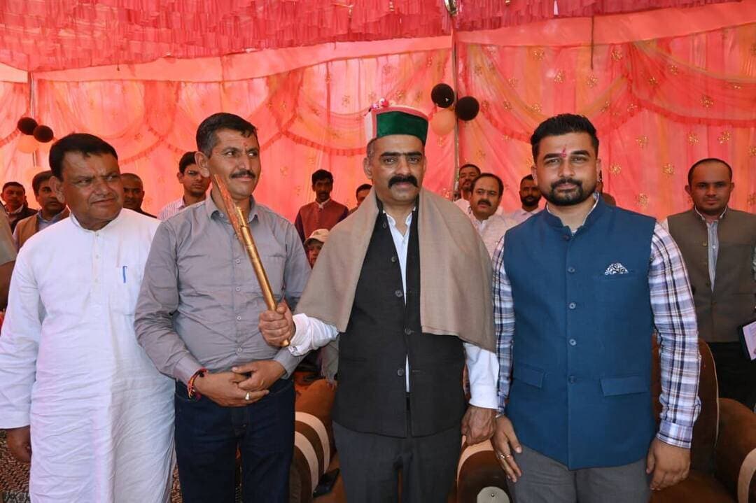 *अनिरुद्ध सिंह ने जुग्गर स्कूल में छात्राओं की खेलकूद प्रतियोगिता के समापन समारोह में मुख्य अतिथि के रूप में की शिरकत*
*ग्रामीण विकास एवं पंचायती राज मंत्री ने विजेता टीमों को पारितोषिक देकर किया सम्मानित*
हिमाचल प्रदेश सरकार के ग्रामीण विकास एवं पंचायती राज मंत्री अनिरुद्ध सिंह ने आज कसुम्पटी विधानसभा क्षेत्र के राजकीय वरिष्ठ माध्यमिक पाठशाला जुग्गर में छात्राओं की चार दिवसीय खंड स्तरीय अंडर 14 खेलकूद प्रतियोगिता के समापन समारोह में मुख्य अतिथि के रूप में शिरकत की।
इस अवसर पर उन्होंने खेलकूद प्रतियोगिता की विजेता टीमों को बधाई देते हुए कहा कि हारने वाली टीमों के बच्चे निराश न हो और खूब मेहनत करें तथा आगामी प्रतियोगिता में विजेता बने। उन्होंने कहा कि हार-जीत मायने नहीं रखती, खेल का हिस्सा बनना मायने रखता है। इसलिए शिक्षा के साथ-साथ खेलना भी जरूरी है। उन्होंने कहा कि प्रदेश सरकार शिक्षा में गुणवत्ता लाने के साथ-साथ खेलकूद प्रतियोगिताओं के माध्यम से बच्चों के शारीरिक एवं मानसिक विकास को बढ़ावा देने के लिए कृतसंकल्प है। उन्होंने कहा कि स्कूलों में भी बच्चों को नशा करने से रोकने के लिए खेलकूद प्रतियोगिताओं तथा सांस्कृतिक प्रतियोगिताओं की ओर प्रेरित किया जा रहा है ताकि बच्चे नशे की प्रवृति से बचकर अपना उज्ज्वल भविष्य बना सके।
उन्होंने कहा कि कसुम्पटी विधानसभा क्षेत्र के विकास में कोई कमी नहीं रखी जाएगी। उन्होंने कहा कि हर गांव को विकास की दृष्टि से आगे ले जाना तथा सड़क सुविधा देना हमारी प्राथमिकता है। उन्होंने कहा कि फागू से धरेच संपर्क सड़क की अपग्रेडेशन पर 15 करोड़ रुपए की राशि खर्च की जा रही है जिसका निर्माण कार्य प्रगति पर है। उन्होंने कहा कि वर्तमान में सतोग पंचायत सभी सुविधाओं से लैस है। कुछ कमियां जरूर रहती है लेकिन उन्हें भी निश्चित समय अवधि के भीतर पूर्ण कर लिया जाएगा। उन्होंने कहा कि चियोग धरेच सतोग व सतलाई पंचायत की 6-7 सडके पीएमजीएसवाई के तहत लाई गई है। उन्होंने जुग्गर से कटैया मझार संपर्क सड़क का भी शीघ्र निर्माण करने का आश्वासन दिया। उन्होंने कहा कि इस संपर्क सड़क का एफआरए पूर्ण कर लिया गया है और शीघ्र ही बजट नाबार्ड के तहत स्वीकृत कर निर्माण कार्य किया जाएगा। उन्होंने कहा कि जुग्गर स्कूल के अतिरिक्त 6 कमरों का निर्माण किया जाएगा जिसके लिए उन्होंने संबंधित अधिकारियों को शीघ्र प्राक्कलन तैयार करने के निर्देश दिए। उन्होंने कहा कि सतोग पंचायत में पंचायत सामुदायिक भवन का निर्माण किया जाएगा। इसके लिए उन्होंने 01 करोड़ 14 लाख रुपए की राशि देने की घोषणा भी की।
उन्होंने स्कूल प्रबंधन तथा स्थानीय पंचायत प्रधान द्वारा रखी गई मांगों को चरणबद्ध तरीके से पूर्ण करने का आश्वासन भी दिया।
प्रभारी, ठियोग खंड खेलकूद प्रतियोगिता कौशल्या देवी ने मुख्य अतिथि का स्वागत करते हुए जानकारी दी कि छात्राओं की इस खंड स्तरीय अंडर-14 खेलकूद प्रतियोगिता में 14 स्कूलों के 225 से अधिक बच्चों ने भाग लिया। उन्होंने बताया कि इस प्रतियोगिता में खो-खो, बैडमिंटन, चेस, कबड्डी, वॉलीबॉल, योग तथा भाषण प्रतियोगिताओं के अतिरिक्त सांस्कृतिक प्रतियोगिताएं भी करवाई गई। उन्होंने कहा कि इस प्रतियोगिता की विजेता टीमों में से चयनित 40 छात्राओं का समूह रामपुर में 25 से 27 सितंबर तक होने वाली जिला स्तरीय खेलकूद प्रतियोगिता के लिए भेजी जायेगी।
मुख्य अतिथि ने विजेता टीमों को पुरस्कार देकर सम्मानित भी किया जिसमें वॉलीबॉल प्रतियोगिता में राजकीय वरिष्ठ माध्यमिक पाठशाला ठियोग विजेता व मॉडर्न पब्लिक स्कूल चियोग की टीम उपविजेता रही। इसी प्रकार कबड्डी प्रतियोगिता में राजकीय वरिष्ठ माध्यमिक पाठशाला चियोग विजेता व मॉडर्न पब्लिक स्कूल चियोग उपविजेता, खो-खो प्रतियोगिता में राजकीय वरिष्ठ माध्यमिक पाठशाला जुग्गर विजेता व ठियोग स्कूल उपविजेता, बैडमिंटन प्रतियोगिता में कयारटु स्कूल विजेता व सरोग स्कूल उपविजेता, योग प्रतियोगिता में एचपीएस ठियोग विजेता व चियोग स्कूल उपविजेता, चेस प्रतियोगिता में एमपीएस चियोग विजेता व कयारटु स्कूल उपविजेता तथा भाषण प्रतियोगिता में राजकीय उच्च पाठशाला सेहमल विजेता व ठियोग स्कूल उपविजेता रही। इसी प्रकार सांस्कृतिक कार्यक्रमों में सुगम संगीत के सोलो सॉन्ग प्रतियोगिता में ठियोग स्कूल विजेता व जुग्गर स्कूल उपविजेता, क्लासिक सोलो सॉन्ग प्रतियोगिता में एमपीएस चियोग विजेता व सेहमल स्कूल उपविजेता, समूहगान में ठियोग स्कूल विजेता व सेहमल स्कूल उपविजेता, वन एक्ट प्ले प्रतियोगिता में एमपीएस चियोग विजेता व जुग्गर स्कूल उपविजेता, डांस प्रतियोगिता में ठियोग स्कूल विजेता व जुग्गर स्कूल उपविजेता रही। मार्च पास्ट एवं ऑल ओवर खेल प्रतियोगिता का बेस्ट खिताब राजकीय वरिष्ठ माध्यमिक पाठशाला जुग्गर को मिला।
*यह भी रहे उपस्थित*
इस अवसर पर डीएफओ ठियोग मुनीश रामपाल, बीडीओ मशोबरा अंकित, ब्लॉक कांग्रेस अध्यक्ष अशोक ठाकुर, प्रधान ग्राम पंचायत सतोग नीरज ठाकुर, उप प्रधान लक्ष्मी सिंह ठाकुर, सतलाई पंचायत प्रधान जय सिंह ठाकुर, पूर्व जिला परिषद सदस्य राजेश कंवर, पूर्व प्रधान चियोग पंचायत दिनेश जाकटा, पूर्व प्रधान कोटी पंचायत बलदेव पूरी, प्रधानाचार्य राजकीय वरिष्ठ माध्यमिक पाठशाला जुग्गर मंजुला सकलानी, खेल प्रभारी कौशल्या देवी, सहायक खेल प्रभारी ईश्वर सिंह, विभिन्न विभागों के अधिकारी, आसपास की पंचायत के पंचायत प्रतिनिधि, महिला मंडल एवं युवक मंडल के प्रतिनिधिगण तथा बड़ी संख्या में स्कूली छात्र-छात्राएं, अभिभावकगण, बच्चों के साथ आए खेल प्रभारी तथा बड़ी संख्या में स्थानीय लोग उपस्थित थे।
-०-