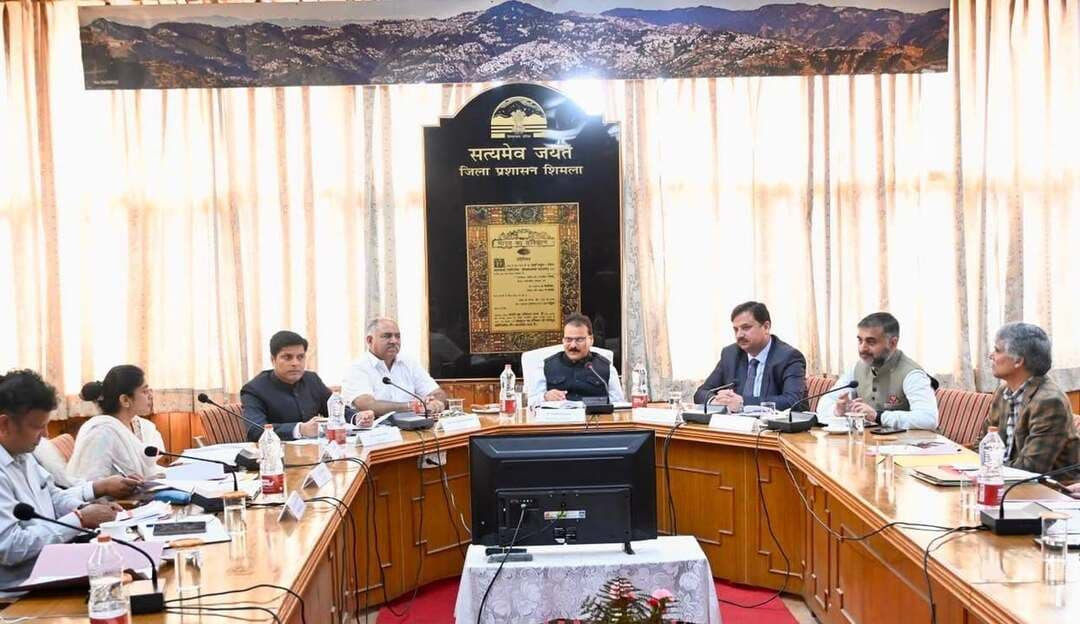 *ओबीसी सूची में शामिल करने के मामलों की आयोग ने की समीक्षा*
हिमाचल प्रदेश अन्य पिछड़ा वर्ग आयोग की शिमला जिला की विभिन्न जातियों/समुदायों को अन्य पिछड़ा वर्ग (OBC) की सूची में शामिल करने के संबंध में आज यहां बैठक आयोजित की गई। बैठक की अध्यक्षता आयोग के अध्यक्ष प्रभात चंद ने की।
आयोग के अध्यक्ष प्रभात चंद ने कहा कि सामाजिक, आर्थिक और शैक्षणिक आधार पर अगर कोई पिछड़ा है तो उसे अन्य पिछड़ा वर्ग में शामिल किया जाता है। इसके लिए 25 मानदंड तय किए गए है जो जाति इन मानदंडों को पूरा करती है उसी को फिर ओबीसी का दर्जा दिया जाता है। उन्होंने कहा कि लेकिन कई जगह से रिपोर्ट समय पर प्राप्त नहीं हो पा रही है। ऐसे में सारी प्रक्रिया धीमी हो गई है।
बैठक में संबंधित समुदायों की सामाजिक, आर्थिक एवं अन्य निर्धारित मानकों के आधार पर स्थिति पर चर्चा की गई।
बैठक में विभिन्न समुदायों से संबंधित जानकारी एवं रिपोर्ट प्रस्तुत की गई। प्राप्त रिपोर्ट के अनुसार ब्राह्मण भुजुरु, ब्राह्मण आचारज, कुलाल/कलाल तथा भाट/भट्टा समुदायों के संबंध में आयोग द्वारा निर्धारित 25 मापदंडों की पूरी जानकारी अभी तक प्राप्त नहीं हुई है। हालांकि, अतिरिक्त जिला मजिस्ट्रेट (कानून एवं व्यवस्था), शिमला की ओर से इस संबंध में सूचनात्मक पत्र एवं अनुस्मारक प्राप्त हुए हैं।
डोडरा क्वार समुदाय के मामले में आयोग द्वारा 11 जून 2026 को क्वार तथा 12 जून 2026 को डोडरा क्षेत्र में सार्वजनिक सुनवाई की गई थी। इसके बाद 25 जून 2026 को उपमंडल अधिकारी (नागरिक), डोडरा कवार की ओर से 25 मापदंडों पर आधारित रिपोर्ट प्राप्त हुई।
रिपोर्ट में कुछ बिंदुओं पर स्थिति स्पष्ट किए जाने की आवश्यकता बताई गई है। इनमें डोडरा कवार क्षेत्र के निवासियों के वैवाहिक संबंधों, भूमि जोत के आकार तथा आर्थिक स्थिति से संबंधित जानकारी शामिल है। रिपोर्ट के अनुसार क्षेत्र के लोगों को ईडब्ल्यूएस के लाभ भी प्राप्त हो रहे हैं तथा डोडरा क्वार क्षेत्र पहले से ही अनुसूचित पिछड़ा क्षेत्र है, जिसके चलते लोगों को पिछड़ेपन से संबंधित लाभ मिल रहे हैं।
रिपोर्ट में यह भी उल्लेख किया गया है कि स्थानीय लोगों के अनुसार 21 वर्ष से कम आयु में विवाह नहीं होते तथा विवाह के दौरान किसी प्रकार की विचाराधीन/निर्धारित राशि लेने की परंपरा नहीं है।
*यह भी रहे मौजूद*
बैठक में आयोग सदस्य राजीव राणा, सदस्य राकेश चौधरी, सदस्य के. एस. भारती, सदस्य सपना कटोच, आयोग के सदस्य सचिव शिव मोहन सिंह सैनी, एडीएम लॉ एंड ऑर्डर पंकज शर्मा, एसडीएम शिमला ग्रामीण मंजीत शर्मा, एसडीएम ठियोग डा शशांक गुप्ता, एसडीएम कुमारसैन मुकेश कुमार, एसडीएम डोडरा क्वार कीर्ति चंदेल, एसडीएम सुन्नी राजेश वर्मा, एसडीएम चौपाल हेम चंद वर्मा, एसडीएम शिमला शहरी सन्नी शर्मा, एसडीएम जुब्बल गुरमीत नेगी सहित अन्य अधिकारी उपस्थित रहे।
-०-