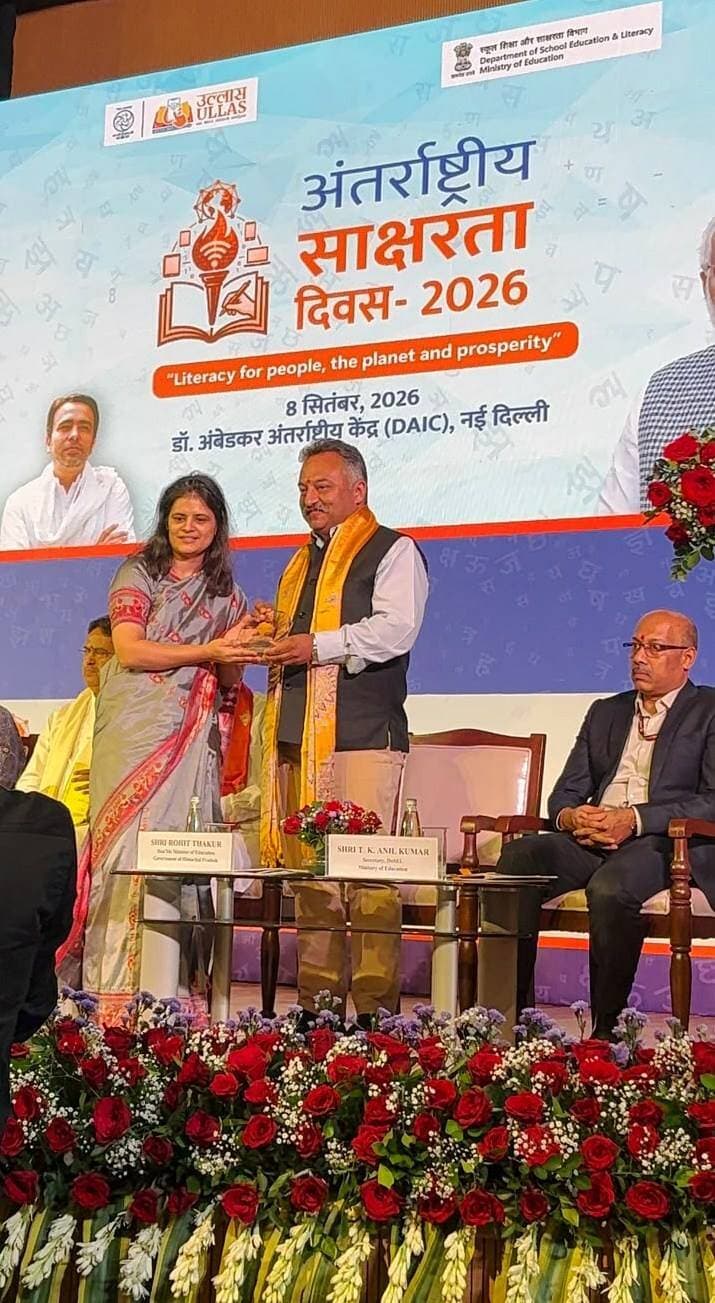 पूर्ण साक्षरता दर हासिल करने पर हिमाचल प्रदेश राष्ट्रीय स्तर पर सम्मानित
शिक्षा मंत्री ने नई दिल्ली में प्राप्त किया राष्ट्रीय सम्मान
शिक्षा विभाग सहित सभी हितधारकों के सामूहिक प्रयासों की सराहना
शिक्षा मंत्री रोहित ठाकुर ने आज अंतरराष्ट्रीय साक्षरता दिवस के अवसर पर नई दिल्ली में आयोजित समारोह में हिमाचल प्रदेश को यूएलएलएएस के तहत पूर्ण साक्षर राज्य बनने का दर्जा हासिल करने की उल्लेखनीय उपलब्धि के लिए राष्ट्रीय सम्मान से नवाजा गया।
इस अवसर पर रोहित ठाकुर ने कहा कि हिमाचल प्रदेश ने 99.55 प्रतिशत साक्षरता दर हासिल की है और गोवा (99.7 प्रतिशत) के बाद देश का दूसरा सर्वाधिक साक्षर राज्य बन गया है। राज्य को 8 सितंबर, 2025 को 99.3 प्रतिशत साक्षरता दर के साथ पूर्ण साक्षर घोषित किया गया था।
उन्होंने कहा कि यह उपलब्धि प्रदेश सरकार, शिक्षा विभाग, शिक्षकों, स्वयंसेवकों और प्रदेशवासियों के निरंतर प्रयासों का परिणाम है। उन्होंने कहा कि मुख्यमंत्री ठाकुर सुखविन्द्र सिंह सुक्खू के दूरदर्शी नेतृत्व में शिक्षा क्षेत्र में किए जा रहे सुधारों और पहलों से शिक्षा की गुणवत्ता तथा विद्यार्थियों के सीखने के परिणामों में महत्त्वपूर्ण सुधार हुआ है।
उन्होंने कहा कि राष्ट्रीय स्तर पर वर्ष 2022-23 में शुरू किए गए यूएलएलएएस कार्यक्रम को हिमाचल प्रदेश में वर्ष 2023-24 से लागू किया गया और इसके तहत प्रदेश के सभी 12 जिलों को कवर किया गया है। यूएलएलएएस पोर्टल पर 94,930 शिक्षार्थियों का पंजीकरण किया गया है, जबकि 19,232 स्वयंसेवी शिक्षकों का पंजीकरण एवं प्रशिक्षण पूरा किया गया है।
राज्य में तीन आधारभूत साक्षरता एवं संख्यात्मकता आकलन परीक्षाएं (एफएलएनएटी) आयोजित की गईं। इन परीक्षाओं में कुल 61,542 शिक्षार्थियों का आकलन किया गया, जिनमें से 59,896 सफल रहे। इस प्रकार कुल 97.3 प्रतिशत सफलता दर दर्ज की गई।
शिक्षा मंत्री ने कहा कि प्रदेश ने स्कूली शिक्षा की गुणवत्ता में भी उल्लेखनीय प्रगति की है। शिक्षा मंत्रालय की परफॉर्मेंस ग्रेडिंग इंडेक्स (पीजीआई) 2.0 रिपोर्ट में हिमाचल प्रदेश 13वें स्थान से सात पायदान ऊपर उठकर देश में छठे स्थान पर पहुंचा है और राज्यों की श्रेणी में तीसरे स्थान पर है। इसी प्रकार एनएएस/परख जैसे राष्ट्रीय आकलनों में प्रदेश को सीखने के परिणामों में राष्ट्रीय स्तर पर पांचवां स्थान मिला है, जो वर्ष 2021 के 21वें स्थान की तुलना में महत्त्वपूर्ण सुधार है।
उन्होंने कहा कि अब प्रदेश सरकार साक्षरता को बनाए रखने के साथ-साथ आजीवन सीखने, डिजिटल साक्षरता और व्यावसायिक कौशल को बढ़ावा देने पर विशेष ध्यान केन्द्रित कर रही है। प्रदेश सरकार ने वर्ष 2026-27 के दौरान हिमाचल प्रदेश को 100 प्रतिशत साक्षर बनाने का लक्ष्य निर्धारित किया है।
रोहित ठाकुर ने कहा कि प्रदेश सरकार शिक्षा क्षेत्र में प्रगतिशील सुधारों को आगे बढ़ाते हुए उत्कृष्टता की दिशा में निरंतर कार्य करती रहेगी, ताकि प्रत्येक विद्यार्थी को गुणवत्तापूर्ण, समान और भविष्यपरक शिक्षा के अवसर उपलब्ध हो सकें।
उन्होंने इस उपलब्धि में योगदान देने वाले सभी शिक्षकों, स्वयंसेवकों, शिक्षार्थियों, अधिकारियों और अन्य हितधारकों का आभार व्यक्त करते हुए कहा कि राष्ट्रीय स्तर पर यह सम्मान पूरे हिमाचल प्रदेश के सामूहिक प्रयासों का परिणाम है।