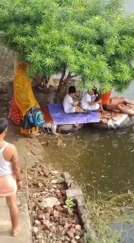 कैमूर जिले का मोहनिया......क्या ऐसी तस्वीरों के बाद भी हम विकसित बिहार की परिकल्पना कर सकते हैं कहने को नगर पंचायत लेकिन सुविधा ट्यूब वाली नाव...