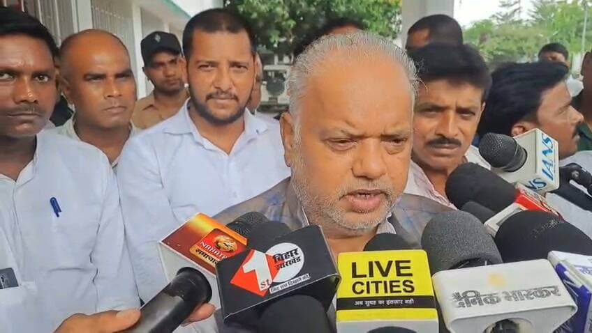 बिहार में बाढ़ पर सियासत तेज। तेजस्वी यादव ने 76% हिस्सा प्रभावित होने का दावा कर PM से राष्ट्रीय आपदा घोषित कर 5000 करोड़ पैकेज की मांग की। मंत्री श्रवण कुमार ने पलटवार कर कहा सरकार सक्षम है, राहत कार्य जारी है, सीएम सम्राट चौधरी खुद मॉनिटरिंग कर रहे हैं। शराबबंदी महिलाओं की मांग पर लागू है, सरकार कायम है।