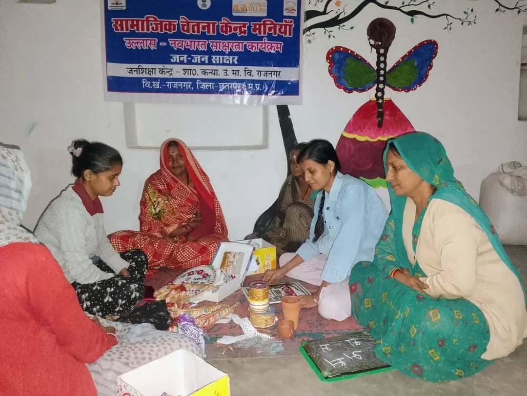 जन-जन साक्षर की भावना से मनाया गया अंतर्राष्ट्रीय साक्षरता दिवस
------
कलेक्टर श्री मृणाल मीना के निर्देशन में अंतराष्ट्रीय साक्षरता दिवस के अवसर पर जिला साक्षरता मिशन प्राधिकरण ने शासकीय अध्यापक शिक्षा महाविद्यालय में अंतराष्ट्रीय साक्षरता दिवस मनया गया जिसमें विभिन्न गतिविधियों कराई गई। जिसमें निबंध प्रतियोगिता, सांस्कृतिक कार्यक्रम, रैली स्लोगन आदि विभिन्न कार्यकम कराये गये कार्यक्रम में प्राचार्य डॉ. पूर्णिमा मिश्रा एवं समस्त स्टाफ, छात्रा अध्यापक और अध्यापिका उपस्थित रहे। महिला साक्षरता एवं डिजिटल साक्षरता पर बात हुई सक्षर पोथी के पाठ्यक्रम आधारित टी.एल.एम. बनाया। अन्त में जिला प्रौढ़ शिक्षा अधिकारी एवं जिला समन्वयक ने साक्षरता के महत्व को बताते हुये आभार व्यक्त किया।
#chhatarpur