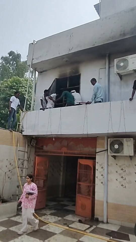 यमुनानगर ITI के पास मंदिर में लगी आग, दो दमकल गाड़ियों ने पाया काबू
Youtube link 👇👇👇👇
https://youtube.com/shorts/E4PZjKGePq8?si=kSk2y0HSjtp3H5lq
#YamunanagarNews #HaryanaNews #TempleFire #FireIncident #FireBrigade #BreakingNews #LatestNews #ITIYamunanagar