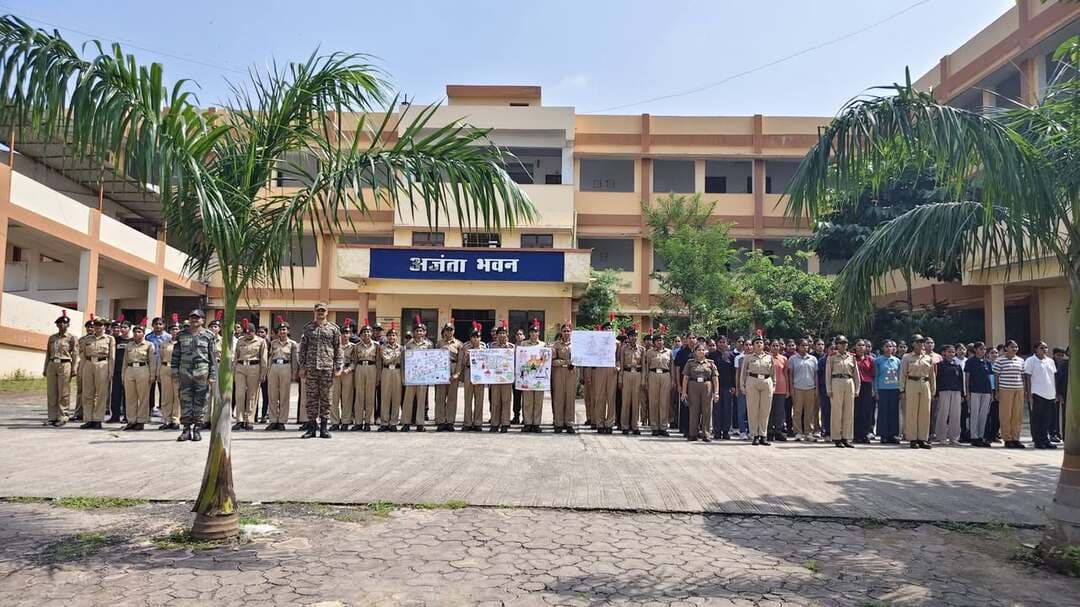 कन्या महाविद्यालय में मनाया गया लाइफस्टाइल डे, स्वस्थ जीवनशैली अपनाने का दिया संदेश
..
14 एमपी बटालियन एनसीसी के कमांडिंग ऑफिसर कर्नल अंशु भान सिंह के निर्देशन एवं मार्गदर्शन तथा महाविद्यालय के प्राचार्य डॉ. बी.डी. अहिरवार के सहयोग से शासकीय कन्या स्नातकोत्तर महाविद्यालय, विदिशा में लाइफस्टाइल डे मनाया गया। कार्यक्रम में लेफ्टिनेंट (डॉ.) विनिता प्रजापति द्वारा एनसीसी कैडेट्स को स्वस्थ एवं संतुलित जीवनशैली के महत्व के बारे में जानकारी दी गई। उन्होंने कैडेट्स को योग, ध्यान, संतुलित एवं पौष्टिक आहार, नियमित व्यायाम तथा स्वस्थ दिनचर्या अपनाने के लिए प्रेरित किया। उन्होंने बताया कि स्वस्थ शरीर और स्वस्थ मन के लिए पौष्टिक भोजन के साथ-साथ योग एवं ध्यान को दैनिक जीवन का हिस्सा बनाना आवश्यक है। इस अवसर पर एनसीसी कैडेट्स ने स्वस्थ जीवनशैली, योग एवं पोषण विषय पर आकर्षक पोस्टर तैयार किए तथा पोस्टरों के माध्यम से सभी को स्वस्थ जीवनशैली अपनाने के लिए जागरूक किया। कार्यक्रम में पीआई स्टाफ हवलदार जडेजा महेंद्र एवं हवलदार राजेश गंधास उपस्थित रहे। कार्यक्रम में कैडेट्स ने उत्साहपूर्वक सहभागिता करते हुए स्वस्थ जीवनशैली का संदेश जन-जन तक पहुंचाने का संकल्प लिया। कार्यक्रम का उद्देश्य युवाओं में स्वास्थ्य के प्रति जागरूकता बढ़ाना तथा उन्हें शारीरिक, मानसिक एवं भावनात्मक रूप से स्वस्थ जीवन जीने के लिए प्रेरित करना रहा। #vidisha #ncc #JansamparkMP