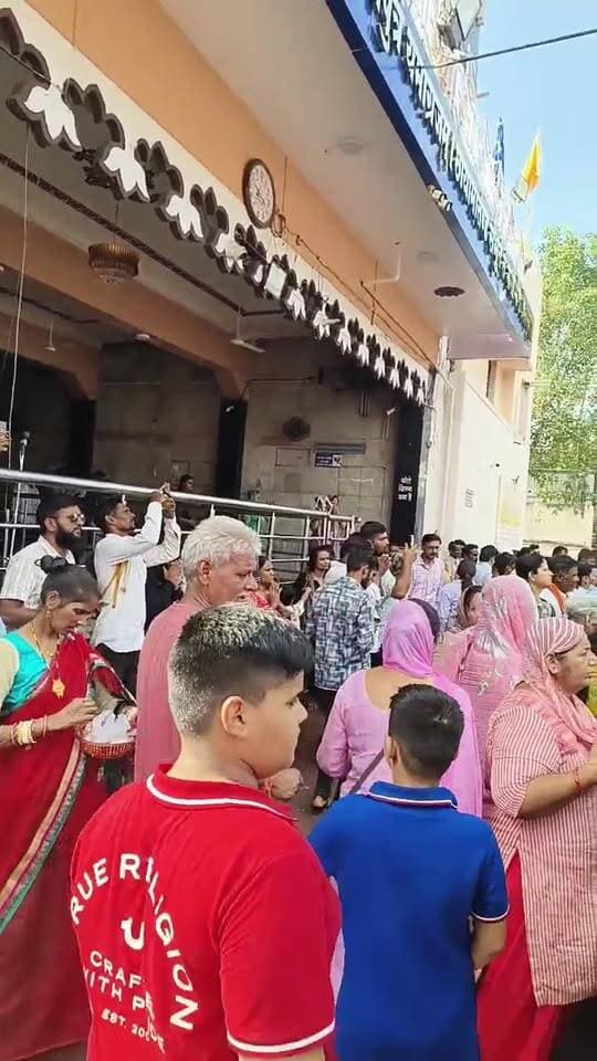 SMS News Bureau Maharastra
ଶନି ଶିଗ୍ନାପୁର ଶନି ମନ୍ଦିର ର live ଦୃଶ୍ୟ ଆପଣଙ୍କ ପାଇଁ। ଏଠାରେ କୌଣସି ଘରେ ତାଲା ପଡେ ନାହିଁ। ଦୋକାନ ଓ ଘରେ କବାଟ ନ ଥାଏ। ଖୁବ୍ ବିରଳ ଏ ଦୃଶ୍ୟ ଭାରତବର୍ଷରେ ଦେଖାଯାଏ।
ଜୟ ଶନିଦେବ।