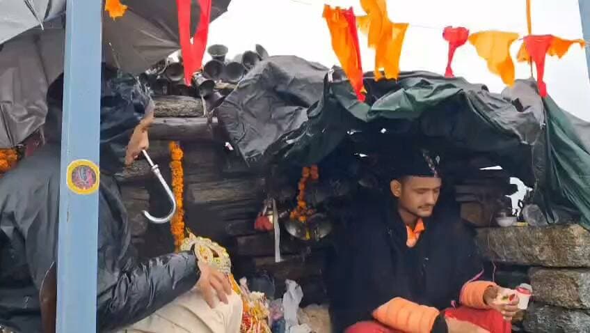 गढ़वाल विश्वविद्यालय के छात्र नेता रहे रणजीत विवादों में घिरे। नंदा देवी जात मार्ग के पड़ाव केलुआ बिनैक पर मंदिर खोलने का आरोप