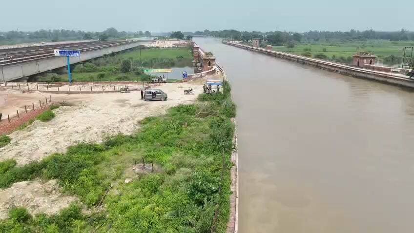 कासगंज-देवर,भाभी के नहर में कूदने की आशंका के चलते,नहर में ड्रोन कैमरे से ढूंढने के प्रयास जारी हैं,नदरई क्षेत्र की घटना।