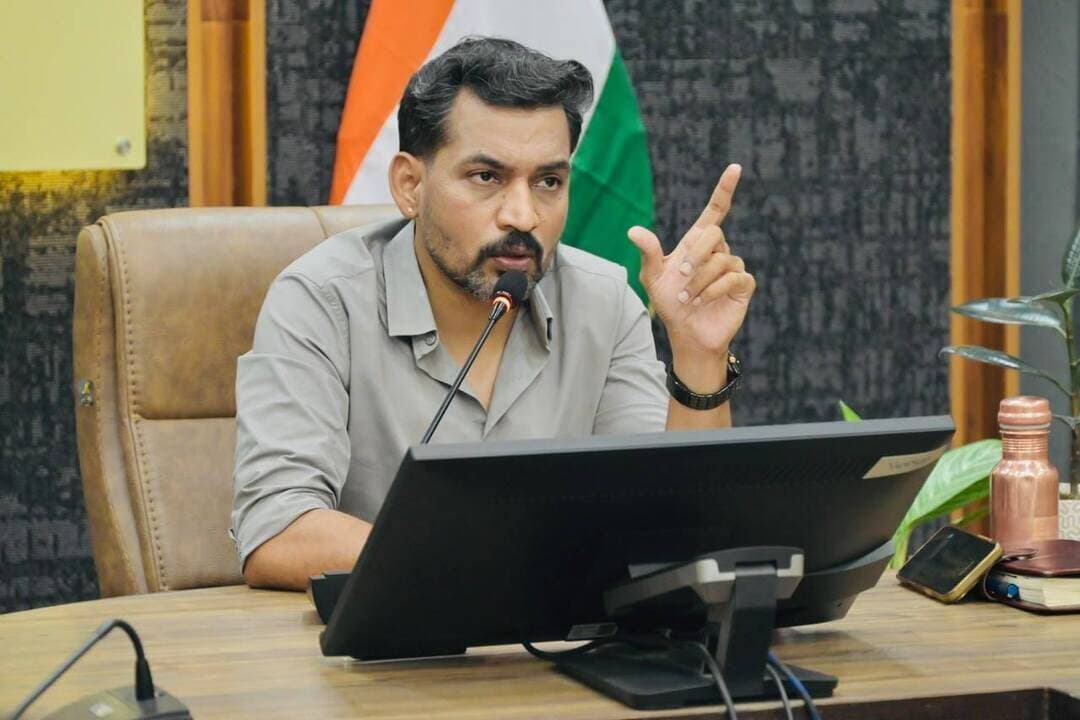 🚨सेवा संकल्प अभियान की तैयारी तेज, 15 सितंबर से 18 अक्टूबर तक होंगे विभिन्न कार्यक्रम
देहरादून में 15 सितंबर से 18 अक्टूबर 2026 तक ‘सेवा संकल्प अभियान’ आयोजित किया जाएगा। अभियान का उद्देश्य नागरिकों को स्वच्छता, स्वास्थ्य, पर्यावरण संरक्षण, नवाचार और राष्ट्र निर्माण से जुड़ी गतिविधियों में सक्रिय रूप से जोड़ना है।
जिलाधिकारी डॉ. आशीष चौहान की अध्यक्षता में हुई बैठक में अभियान की रूपरेखा तैयार की गई। इसके तहत ‘भारत 2047’, ‘सेवा और सपना’, ‘नमो 25 गाथा’, ‘आंगन का उत्सव’, ‘25 साल-25 कहानियां’ और ‘जन कल्याण संवाद’ जैसे कार्यक्रम होंगे।
अभियान के दौरान सरकारी कार्यालयों, शिक्षण संस्थानों, अस्पतालों, धार्मिक स्थलों और ग्राम पंचायतों में विशेष स्वच्छता अभियान चलाया जाएगा। युवाओं के लिए हैकाथॉन, इनोवेशन चैलेंज और शॉर्ट फिल्म प्रतियोगिताएं भी आयोजित होंगी।
17 सितंबर को ‘रंगोली राष्ट्र’ के जरिए भारत और उत्तराखंड की सांस्कृतिक एवं विकास यात्रा प्रदर्शित की जाएगी। वहीं 7 से 17 अक्टूबर तक ‘प्रगति के 25 स्तंभ’ कार्यक्रम में प्रोजेक्शन मैपिंग, लाइट शो और सांस्कृतिक कार्यक्रमों के माध्यम से प्रमुख विकास परियोजनाओं को प्रदर्शित किया जाएगा।
इसके अलावा ‘प्रोजेक्ट 25-25-25’, स्वास्थ्य एवं चिकित्सा शिविर, रक्तदान, दिव्यांगजनों को कृत्रिम अंग वितरण और मरीजों को फल वितरण जैसी गतिविधियां भी होंगी। 2 अक्टूबर को गांधी जयंती पर स्वदेशी, खादी और ‘वोकल फॉर लोकल’ को लेकर जागरूकता अभियान चलाया जाएगा।