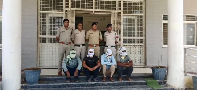 मुरैना— थाना जौरा पुलिस ने हत्या के प्रयास के मामले में कार्रवाई करते हुए 8 दिन के भीतर 4 वांछित आरोपियों को गिरफ्तार कर जेल भेज दिया। पुलिस ने आरोपियों के कब्जे से घटना में प्रयुक्त ट्रैक्टर और लोहे का सरिया भी जब्त किया है।