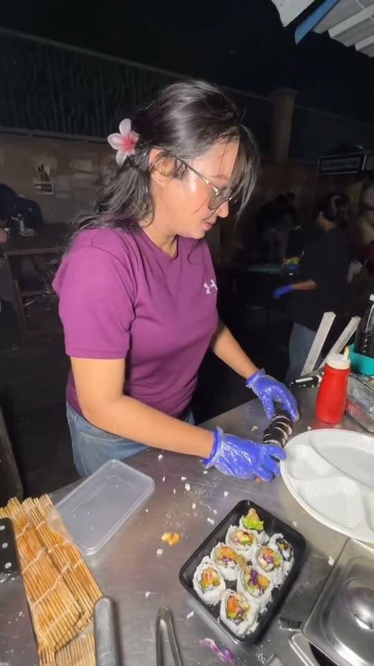 Hardworking Girl Selling Delicious Veg Sushi On The Streets Of Lucknow 😍🍣 | Chatori Gali 1090
#LucknowStreetFood #VegSushi #Sushi #ChatoriGali #LucknowFood #StreetFoodIndia #IndianStreetFood #Foodie