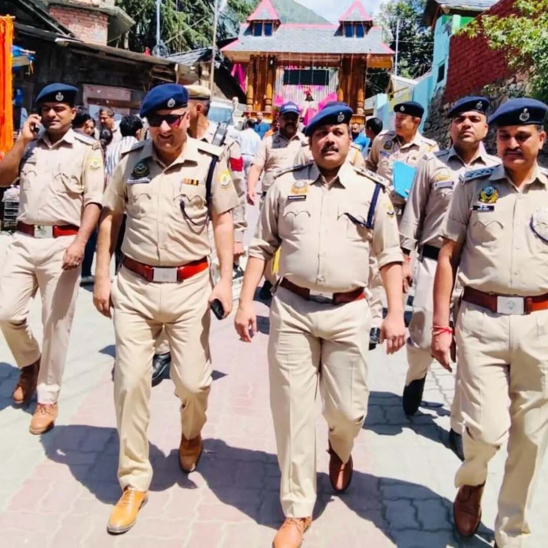 मणिमहेश यात्रा में सुरक्षा का जिम्मा, हर कदम पर मुस्तैद चम्बा पुलिस
पावन श्री मणिमहेश यात्रा को लेकर चम्बा पुलिस पूरी तरह मुस्तैद है। श्रद्धालुओं की सुरक्षा और सुगम यात्रा सुनिश्चित करने के लिए यात्रा मार्ग, बाजारों और भीड़भाड़ वाले क्षेत्रों में पुलिस जवान लगातार पैदल गश्त और निगरानी कर रहे हैं।
वरिष्ठ अधिकारी भी व्यवस्थाओं का जायजा ले रहे हैं। चम्बा पुलिस ने श्रद्धालुओं से निश्चिंत होकर यात्रा करने की अपील की है और कहा है कि हर कदम पर उनकी सुरक्षा पुलिस की प्राथमिकता है।
#ManimaheshYatra #ChambaPolice #Manimahesh #Chamba #HimachalPradesh #HimachalNews #PoliceAlert #PilgrimsSafety #मणिमहेशयात्रा #चंबापुलिस #चंबा #हिमाचलप्रदेश #श्रद्धालु #सुरक्षा #धार्मिकयात्रा