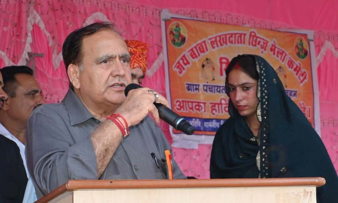 खिरडीधार छिंज मेले में पहुंचे विधानसभा अध्यक्ष कुलदीप सिंह पठानिया, सामुदायिक भवन के लिए ₹5 लाख की घोषणा
चम्बा के बनीखेत स्थित खिरडीधार में पारंपरिक छिंज मेले का आयोजन धूमधाम से किया गया। मेले में हिमाचल प्रदेश विधानसभा अध्यक्ष कुलदीप सिंह पठानिया ने बतौर मुख्य अतिथि शिरकत की। उन्होंने आयोजन समिति को बधाई देते हुए कहा कि मेले और त्यौहार हमारी समृद्ध संस्कृति और परंपराओं को आने वाली पीढ़ियों तक पहुंचाने का महत्वपूर्ण माध्यम हैं।
कुलदीप सिंह पठानिया ने युवाओं को नशे से दूर रखने के लिए खेलों और रचनात्मक गतिविधियों को बढ़ावा देने पर जोर दिया। इस दौरान उन्होंने खिरडीधार के निर्माणाधीन सामुदायिक भवन के लिए 5 लाख रुपये अतिरिक्त देने की घोषणा की। वहीं, छिंज मेला समिति को 51 हजार रुपये देने का भी ऐलान किया।
#Chamba #Banikhet #Khirdidhar #ChinjMela #KuldeepSinghPathania #HimachalNews #ChambaNews #HimachalPradesh #चंबा #बनीखेत #खिरडीधार #छिंजमेला #कुलदीपसिंहपठानिया #हिमाचलन्यूज #नशामुक्तिहिमाचल