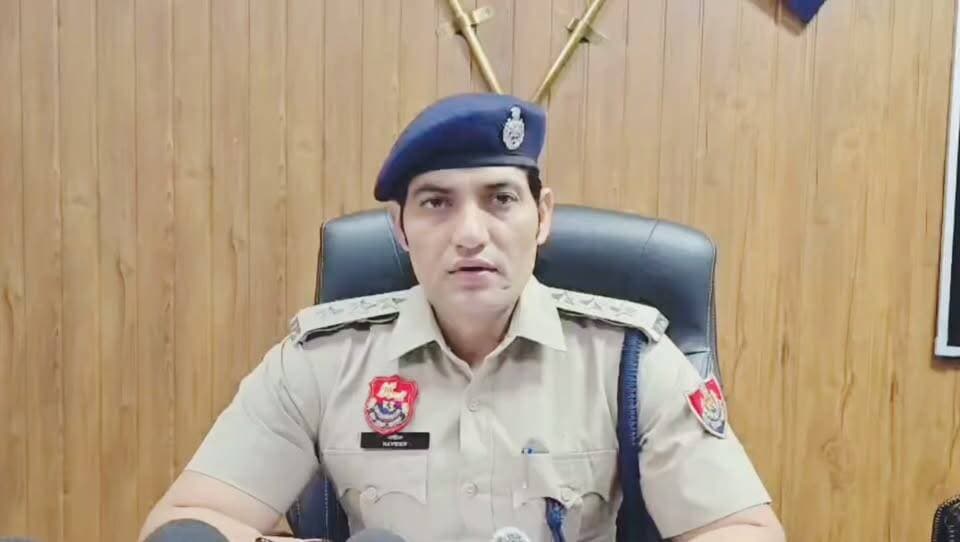 गुरुग्राम पुलिस की तत्पर कार्यवाही: गोली मारकर हत्या करने की वारदात को अंजाम देने वाले आरोपी को कुछ ही घंटो में किया गिरफ्तार।
आरोपी ने रूपयों के लेन-देन के विवाद में 32 वर्षीय व्यक्ति की गोली मारकर हत्या करने की वारदात को दिया था अंजाम।
गुरुग्राम, गौरव गर्ग, 9 सितंबर । रूपयों के लेन-देन को लेकर हुए विवाद में एक व्यक्ति की गोली मारकर हत्या करने के मामले में गुरुग्राम पुलिस ने त्वरित कार्यवाही करते हुए वारदात के कुछ घण्टो के बाद ही आरोपी को दिल्ली से गिरफ्तार करने में बड़ी सफलता हासिल की है।
8 सितंबर को थाना सैक्टर-14, गुरुग्राम की पुलिस टीम को सूचना प्राप्त हुई कि हेमंत कौशिक निवासी आचार्य पुरी (गंगा विहार), गुरुग्राम को गोली मारी गई है और उसे उपचार के लिए अस्पताल ले जाया गया है। सूचना मिलते ही पुलिस टीम अस्पताल पहुंची, जहां पर ज्ञात हुआ कि हेमंत कौशिक को डॉक्टर द्वारा मृत घोषित किया गया है। इस सम्बंध में मृतक के दोस्त द्वारा पुलिस टीम को एक लिखत शिकायत के माध्यम से बतलाया कि हेमंत कौशिक (मृतक) और अमरजीत ग्रेवाल उर्फ अमरजीत फौजी के बीच रुपयों का लेन-देन था। दिनांक 8 सितंबर को हेमंत ने इसको (शिकायतकर्ता) बताया था कि अमरजीत पैसे लेने के लिए आने वाला है। हेमंत ने इसको यह भी कहा था कि जब वह फोन करे तो यह उसके पास आ जाए। कुछ समय बाद हेमंत का इसके पास फोन आया तो यह भी मौके पर पहुंचा गया, समय करीब सांय 6 बजे जब यह वहां पहुंचा तो हेमंत और अमरजीत आपस में बातचीत कर रहे थे। इसी दौरान दोनों के बीच बहस हो गई। बहस के दौरान अमरजीत ने अपनी पिस्टल निकालकर हेमंत के माथे में गोली मार दी और वहां से भाग गया। उसके बाद हेमंत को उपचार के लिए अस्पताल ले जाया गया, जहां डॉक्टरों ने उसे मृत घोषित कर दिया। प्राप्त शिकायत के आधार पर थाना सैक्टर-14, गुरुग्राम में संबंधित धाराओं के तहत अभियोग अंकित किया गया।
इस मामले की गंभीरता को देखते हुए पुलिस थाना सैक्टर-14, गुरुग्राम एवं अपराध शाखा मानेसर, गुरुग्राम की पुलिस टीमों ने संयुक्त रूप से कार्यवाही करते हुए आरोपी अमरजीत ग्रेवाल उर्फ अमरजीत फौजी (उम्र 40 वर्ष) निवासी गांव बामला, जिला भिवानी, हरियाणा को आज दिल्ली से गिरफ्तार करने में सफलता हासिल की।
आरोपी से पुलिस पूछताछ में ज्ञात हुआ कि यह वर्ष-2024 में भारतीय सेना से सेवानिवृत्त हुआ था। इसकी व मृतक हेमंत कौशिक की पहचान एक कॉमन दोस्त के माध्यम से हुई थी। वर्ष-2021 में हेमंत ने इससे (आरोपी) करीब 6.5 लाख रुपए उधार लिए थे। 8 सितंबर को रुपयों के लेन-देन को लेकर इन दोनों (आरोपी-मृतक) के बीच हुए विवाद के दौरान इसने (आरोपी) अपने लाइसेंसी हथियार से हेमंत कौशिक पर गोली चला दी, जिससे उसकी मृत्यु हो गई।
पुलिस टीम द्वारा आरोपी से गहनता से पूछताछ करते हुए वारदात में प्रयोग किया गया हथियार बरामद किया जाएगा। अभियोग का अनुसंधान जारी है।