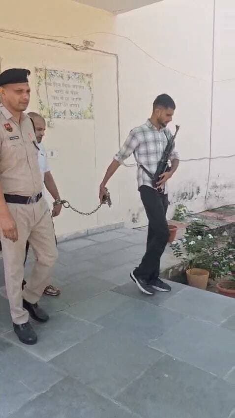 गुरुग्राम पुलिस की तत्पर कार्यवाही: गोली मारकर हत्या करने की वारदात को अंजाम देने वाले आरोपी को कुछ ही घंटो में किया गिरफ्तार।
आरोपी ने रूपयों के लेन-देन के विवाद में 32 वर्षीय व्यक्ति की गोली मारकर हत्या करने की वारदात को दिया था अंजाम।
गुरुग्राम, गौरव गर्ग, 9 सितंबर । रूपयों के लेन-देन को लेकर हुए विवाद में एक व्यक्ति की गोली मारकर हत्या करने के मामले में गुरुग्राम पुलिस ने त्वरित कार्यवाही करते हुए वारदात के कुछ घण्टो के बाद ही आरोपी को दिल्ली से गिरफ्तार करने में बड़ी सफलता हासिल की है।
8 सितंबर को थाना सैक्टर-14, गुरुग्राम की पुलिस टीम को सूचना प्राप्त हुई कि हेमंत कौशिक निवासी आचार्य पुरी (गंगा विहार), गुरुग्राम को गोली मारी गई है और उसे उपचार के लिए अस्पताल ले जाया गया है। सूचना मिलते ही पुलिस टीम अस्पताल पहुंची, जहां पर ज्ञात हुआ कि हेमंत कौशिक को डॉक्टर द्वारा मृत घोषित किया गया है। इस सम्बंध में मृतक के दोस्त द्वारा पुलिस टीम को एक लिखत शिकायत के माध्यम से बतलाया कि हेमंत कौशिक (मृतक) और अमरजीत ग्रेवाल उर्फ अमरजीत फौजी के बीच रुपयों का लेन-देन था। दिनांक 8 सितंबर को हेमंत ने इसको (शिकायतकर्ता) बताया था कि अमरजीत पैसे लेने के लिए आने वाला है। हेमंत ने इसको यह भी कहा था कि जब वह फोन करे तो यह उसके पास आ जाए। कुछ समय बाद हेमंत का इसके पास फोन आया तो यह भी मौके पर पहुंचा गया, समय करीब सांय 6 बजे जब यह वहां पहुंचा तो हेमंत और अमरजीत आपस में बातचीत कर रहे थे। इसी दौरान दोनों के बीच बहस हो गई। बहस के दौरान अमरजीत ने अपनी पिस्टल निकालकर हेमंत के माथे में गोली मार दी और वहां से भाग गया। उसके बाद हेमंत को उपचार के लिए अस्पताल ले जाया गया, जहां डॉक्टरों ने उसे मृत घोषित कर दिया। प्राप्त शिकायत के आधार पर थाना सैक्टर-14, गुरुग्राम में संबंधित धाराओं के तहत अभियोग अंकित किया गया।
इस मामले की गंभीरता को देखते हुए पुलिस थाना सैक्टर-14, गुरुग्राम एवं अपराध शाखा मानेसर, गुरुग्राम की पुलिस टीमों ने संयुक्त रूप से कार्यवाही करते हुए आरोपी अमरजीत ग्रेवाल उर्फ अमरजीत फौजी (उम्र 40 वर्ष) निवासी गांव बामला, जिला भिवानी, हरियाणा को आज दिल्ली से गिरफ्तार करने में सफलता हासिल की।
आरोपी से पुलिस पूछताछ में ज्ञात हुआ कि यह वर्ष-2024 में भारतीय सेना से सेवानिवृत्त हुआ था। इसकी व मृतक हेमंत कौशिक की पहचान एक कॉमन दोस्त के माध्यम से हुई थी। वर्ष-2021 में हेमंत ने इससे (आरोपी) करीब 6.5 लाख रुपए उधार लिए थे। 8 सितंबर को रुपयों के लेन-देन को लेकर इन दोनों (आरोपी-मृतक) के बीच हुए विवाद के दौरान इसने (आरोपी) अपने लाइसेंसी हथियार से हेमंत कौशिक पर गोली चला दी, जिससे उसकी मृत्यु हो गई।
पुलिस टीम द्वारा आरोपी से गहनता से पूछताछ करते हुए वारदात में प्रयोग किया गया हथियार बरामद किया जाएगा। अभियोग का अनुसंधान जारी है।