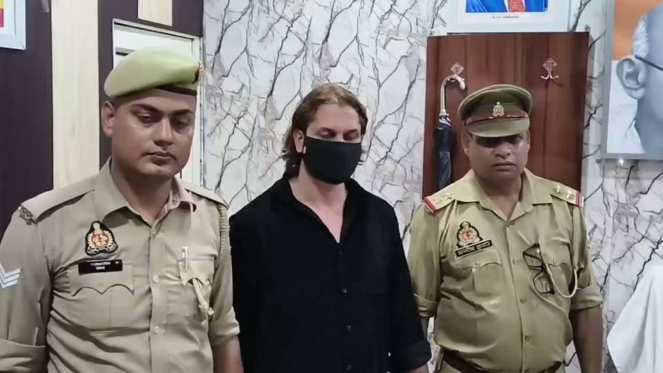 पिस्टल लहराकर पड़ोसी को दी धमकी, पूर्व मंत्री हाजी याकूब कुरैशी का बेटा फिरोज उर्फ भूरा गिरफ्तार! बसपा सरकार में पूर्व मंत्री और मीट कारोबारी हाजी याकूब कुरैशी के बेटे फिरोज उर्फ भूरा की दबंगई का मामला सामने आया है। मेरठ के कोतवाली थाना क्षेत्र स्थित सराय बहलीम में फिरोज अपने साथियों संग हथियार लेकर पड़ोसी के घर पहुंचा और सरेआम गाली-गलौज करते हुए जान से मारने की धमकी दी। घटना का CCTV फुटेज वायरल होने के बाद हरकत में आई पुलिस ने त्वरित कार्रवाई करते हुए मुख्य आरोपी फिरोज उर्फ भूरा को गिरफ्तार कर लिया है। पुलिस अब मामले में शामिल उसके अन्य साथियों की तलाश में जुटी है। 📍 मेरठ (उत्तर प्रदेश) 📹 वीडियो क्रेडिट: सोशल मीडिया#Meerut #MeerutPolice #UP #viralvideoシ #hajiyaqoob #UPPolice