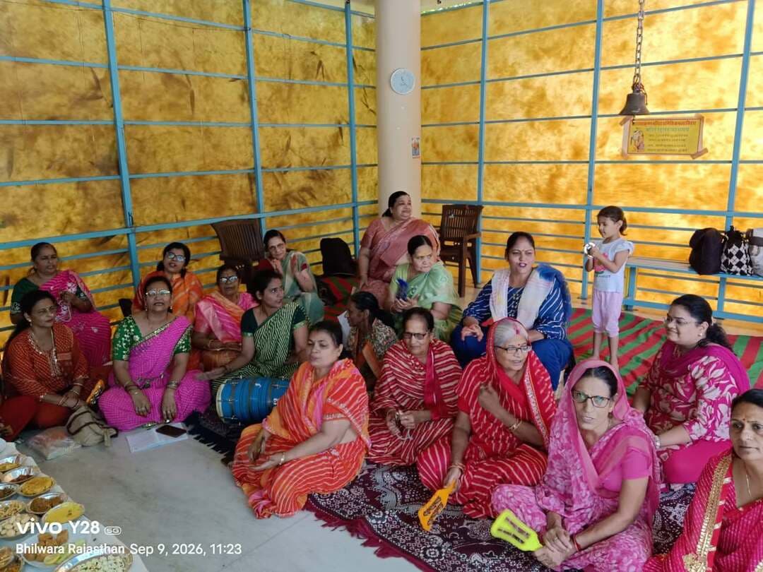 *राधा-कृष्ण मंदिर में नंद उत्सव के साथ 56 भोग लगाया, भजनों पर झूमे भक्त*
भीलवाड़ा:राजकुमार गोयल 9 सितंबर, बुधवार
भीलवाड़ा। कमला विहार स्थित राधा-कृष्ण मंदिर में राधे मंडल के तत्वावधान में भक्तिमय वातावरण के बीच नंद उत्सव का आयोजन किया गया। *प्रवक्ता अंकित सोमानी* ने जानकारी देते हुए बताया कि इस अवसर पर मंडल की ओर से भगवान राधा-कृष्ण एवं लड्डू गोपाल को श्रद्धापूर्वक 56 भोग अर्पित किया गया। मंदिर परिसर में विशेष सजावट की गई तथा भगवान के मनमोहक श्रृंगार के दर्शन कर भक्तों ने धर्मलाभ लिया।
मंडल की लीला चेचाणी ने बताया कि नंद उत्सव के साथ मंडल की बहन सरोज मानसिंह के जन्मोत्सव को भी उत्साह एवं हर्षोल्लास के साथ मनाया गया। सभी भक्तों ने एक-दूसरे को शुभकामनाएं देते हुए जन्मोत्सव की खुशियां साझा कीं।
कार्यक्रम के दौरान भक्ति गीतों एवं भजनों की मधुर प्रस्तुतियों से मंदिर परिसर भक्तिमय हो गया। महिलाओं एवं भक्तों ने भजनों पर नृत्य करते हुए खूब आनंद लिया। “बांके बिहारी की देख छटा”, “जन्म उत्सव आपका”, “आओ-आओ सांवरिया बेगा आओ” सहित अनेक भजनों पर श्रद्धालु भाव-विभोर होकर झूमते नजर आए।
पूरे आयोजन के दौरान मंदिर परिसर में भक्ति, उल्लास और उत्साह का माहौल बना रहा। भक्तों ने भगवान राधा-कृष्ण से सुख-समृद्धि एवं परिवार में खुशहाली की मंगलकामना की।
इस अवसर पर भगवती मुंद्रा, सीता चांडक, सावित्री, अनीता पुंडीर, सूरज चौधरी, सुनीता तोषनीवाल, चंद सोनी, सरोज मानसिंह, वशिष्ठ मैडम, सुमन मुरारका, कृष्णा पांडे सहित बड़ी संख्या में भक्त उपस्थित रहे।चाहें तो मैं इसका और बड़ा अखबार में छपने योग्य संस्करण, आकर्षक हेडलाइन और 2-3 उपशीर्षक के साथ भी तैयार कर सकता हूँ। कमला विहार स्थित राधा-कृष्ण मंदिर में राधे मंडल के तत्वावधान में भक्तिमय वातावरण के बीच नंद उत्सव का आयोजन किया गया। *प्रवक्ता अंकित सोमानी* ने जानकारी देते हुए बताया कि इस अवसर पर मंडल की ओर से भगवान राधा-कृष्ण एवं लड्डू गोपाल को श्रद्धापूर्वक 56 भोग अर्पित किया गया। मंदिर परिसर में विशेष सजावट की गई तथा भगवान के मनमोहक श्रृंगार के दर्शन कर भक्तों ने धर्मलाभ लिया।
मंडल की लीला चेचाणी ने बताया कि नंद उत्सव के साथ मंडल की बहन सरोज मानसिंह के जन्मोत्सव को भी उत्साह एवं हर्षोल्लास के साथ मनाया गया। सभी भक्तों ने एक-दूसरे को शुभकामनाएं देते हुए जन्मोत्सव की खुशियां साझा कीं।
कार्यक्रम के दौरान भक्ति गीतों एवं भजनों की मधुर प्रस्तुतियों से मंदिर परिसर भक्तिमय हो गया। महिलाओं एवं भक्तों ने भजनों पर नृत्य करते हुए खूब आनंद लिया। “बांके बिहारी की देख छटा”, “जन्म उत्सव आपका”, “आओ-आओ सांवरिया बेगा आओ” सहित अनेक भजनों पर श्रद्धालु भाव-विभोर होकर झूमते नजर आए।
पूरे आयोजन के दौरान मंदिर परिसर में भक्ति, उल्लास और उत्साह का माहौल बना रहा। भक्तों ने भगवान राधा-कृष्ण से सुख-समृद्धि एवं परिवार में खुशहाली की मंगलकामना की।
इस अवसर पर भगवती मुंद्रा, सीता चांडक, सावित्री, अनीता पुंडीर, सूरज चौधरी, सुनीता तोषनीवाल, चंद सोनी, सरोज मानसिंह, वशिष्ठ मैडम, सुमन मुरारका, कृष्णा पांडे सहित बड़ी संख्या में भक्त उपस्थित रहे।चाहें तो मैं इसका और बड़ा अखबार में छपने योग्य संस्करण, आकर्षक हेडलाइन और 2-3 उपशीर्षक के साथ भी तैयार कर सकता हूँ।