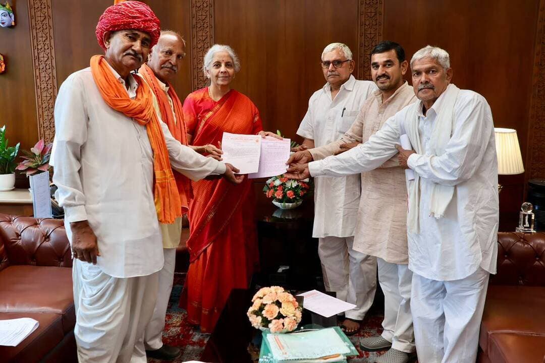अफीम किसानों की समस्याओं को लेकर वित्त मंत्री से मिला भारतीय किसान संघ का प्रतिनिधिमंडल
नई अफीम नीति 2026-27 में किसान हित के सुझाव दिए, कटे पट्टे बहाल करने समेत कई मांगें उठाईं
आकोला (रमेश चंद्र डाड)। भारतीय किसान संघ राजस्थान प्रदेश का प्रतिनिधिमंडल मंगलवार को नई दिल्ली स्थित कर्तव्य भवन में केंद्रीय वित्त मंत्री निर्मला सीतारमण से मिला। प्रतिनिधिमंडल ने अफीम किसानों को आ रही विभिन्न समस्याओं से अवगत कराते हुए आगामी अफीम नीति 2026-27 को किसान हितैषी बनाने के लिए कई महत्वपूर्ण सुझाव एवं मांगें रखीं।
प्रतिनिधिमंडल ने मांग की कि 1990 से आज तक उपलब्ध रिकॉर्ड के आधार पर सभी कटे हुए अफीम पट्टे पुनः जारी किए जाएं। साथ ही अफीम का न्यूनतम मूल्य बढ़ाकर 10 हजार रुपये प्रति किलो किया जाए। किसानों ने मार्फिन की अनिवार्यता समाप्त कर वजन आधारित औसत को आधार मानने की मांग की। प्रतिनिधिमंडल का कहना है कि मार्फिन पूरी तरह प्रकृति आधारित होने के कारण इसके आधार पर किसानों का मूल्यांकन करना उचित नहीं है।
किसान संघ ने NDPS अधिनियम की धारा 8/18 में संशोधन तथा धारा 8/29 को समाप्त करने की मांग भी रखी। प्रतिनिधिमंडल के अनुसार धारा 8/29 के कारण भोले-भाले किसानों को अनावश्यक परेशानियों का सामना करना पड़ता है। इसके अलावा सभी किसानों को समान आरी के पट्टे जारी करने तथा CPS वाले किसानों को भी लुवाई-चिराई के पट्टे दिए जाने की मांग की गई।
प्रतिनिधिमंडल ने अफीम किसानों की एक अन्य प्रमुख समस्या उठाते हुए कच्चा तौल पूरी तरह बंद करने और अफीम नीति को हर वर्ष जारी करने के बजाय पांच वर्ष की अवधि के लिए लागू करने का सुझाव दिया, ताकि किसानों को दीर्घकालीन नीति की स्पष्टता मिल सके।
इसी क्रम में डोडाचूरा को NDPS के दायरे से हटाकर आबकारी विभाग के अधीन लेने की मांग भी रखी गई। प्रतिनिधिमंडल ने कहा कि अफीम और डोडा का उपयोग सदियों से आयुर्वेदिक औषधियों में होता रहा है। वहीं वर्तमान समय में रासायनिक पदार्थों से तैयार किए जा रहे MD जैसे घातक नशीले पदार्थों पर प्रभावी नियंत्रण के लिए कठोर कानून बनाए जाने की आवश्यकता है।
प्रतिनिधिमंडल में भारतीय किसान संघ के प्रदेश अफीम आयाम प्रमुख बद्रीलाल जाट, प्रदेश राजस्व प्रमुख शिवराज पुरी, प्रांत जैविक प्रमुख गोपाल खटवड़, गीतालाल धाकड़ कनेरा एवं सोहनलाल आंजना छोटीसादड़ी शामिल रहे।
बैठक के दौरान केंद्रीय वित्त मंत्री निर्मला सीतारमण के साथ नारकोटिक्स आयुक्त दिनेश बिसेन एवं वित्त मंत्रालय के अधिकारी भी उपस्थित रहे। प्रतिनिधिमंडल ने उम्मीद जताई कि सरकार आगामी अफीम नीति में किसानों की समस्याओं और सुझावों को प्राथमिकता देते हुए राहतकारी निर्णय लेगी।