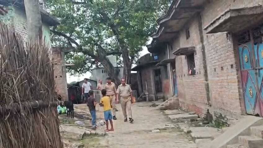 रेवती में कच्ची शराब के खिलाफ बड़ी कार्रवाई, 500 लीटर लहन और 5 भट्टियां नष्ट
बलिया। जिले में अवैध शराब के खिलाफ चलाए जा रहे अभियान के तहत रेवती पुलिस और आबकारी विभाग की संयुक्त टीम ने बुधवार को ग्राम दुसाध टोली, कस्बा रेवती में दबिश देकर बड़ी कार्रवाई की। टीम ने मौके से करीब 500 लीटर लहन और 5 अवैध शराब की भट्टियों को नष्ट किया।
पुलिस के अनुसार, यह कार्रवाई पुलिस अधीक्षक बलिया ओमवीर सिंह के निर्देशन में, अपर पुलिस अधीक्षक दक्षिणी संजय कुमार वर्मा के पर्यवेक्षण तथा क्षेत्राधिकारी बैरिया आलोक कुमार गुप्ता के नेतृत्व में की गई।
दबिश के दौरान अवैध शराब बनाने के लिए तैयार किए गए लहन और भट्टियों को मौके पर ही नष्ट कर दिया गया। कार्रवाई के दौरान कोई वांछित व्यक्ति पुलिस के हाथ नहीं लगा। वहीं, आबकारी विभाग की ओर से 35 लीटर कच्ची शराब बरामदगी के संबंध में एक मुकदमा दर्ज किया गया है।
पुलिस और आबकारी विभाग की संयुक्त कार्रवाई से अवैध शराब कारोबारियों में हड़कंप मचा रहा। अधिकारियों ने अवैध शराब के निर्माण और बिक्री के खिलाफ अभियान आगे भी जारी रखने की बात कही है।
#बलिया #रेवती #कच्चीशराब #आबकारीविभाग #बलियापुलिस