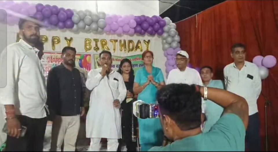 भिवानी के राकेश गौड़ को मिली राष्ट्रीय अध्यक्ष की जिम्मेदारी....
भिवानी।
संस्कृति ही हमारी पहचान है, और यही हमारा असली स्वाभिमान है।"आज मेरे जीवन का अत्यंत गौरवशाली दिन है। मुझे 'हमारी संस्कृति हमारा स्वाभिमान' संगठन के राष्ट्रीय अध्यक्ष पद की एक बड़ी और महत्वपूर्ण जिम्मेदारी सौंपी गई है। इस सर्वोच्च दायित्व के लिए मैं संगठन के सभी शीर्ष पदाधिकारियों, मार्गदर्शकों और आप सभी आत्मीय साथियों का सहृदय आभार व्यक्त करता हूँ जिन्होंने मुझ पर यह अटूट विश्वास जताया है।मेरा यह दृढ़ संकल्प रहेगा कि समृद्ध और गौरवशाली सांस्कृतिक विरासत को अक्षुण्ण बनाए रखने, नैतिक मूल्यों को सहेजने और जन-जन में अपने संस्कारों के प्रति स्वाभिमान जगाने के लिए पूरी निष्ठा व ईमानदारी से कार्य करूँ।
--राकेश गौड़