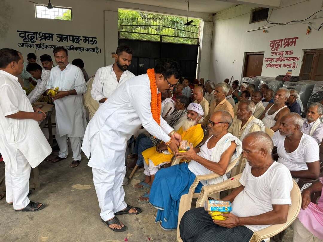 मऊ में कांग्रेस जिलाध्यक्ष ने वृद्धाश्रम में मनाया जन्मदिन
मऊ के मोहम्मदाबाद गोहना स्थित वृद्धाश्रम में कांग्रेस जिलाध्यक्ष राजमंगल यादव ने अपना जन्मदिन बुजुर्गों के साथ मनाया। इस दौरान उन्होंने बुजुर्गों के बीच केक काटा और उनके साथ समय बिताया।
राजमंगल यादव ने वृद्धाश्रम में फल, ब्रेड, दूध समेत अन्य आवश्यक सामग्री का वितरण किया। उन्होंने कहा कि जन्मदिन जैसे अवसरों पर व्यक्तिगत खुशी मनाने के बजाय जरूरतमंदों के बीच खुशियां बांटना ज्यादा संतोष देता है।
उन्होंने कहा कि बुजुर्ग समाज की अमूल्य धरोहर हैं और उनका सम्मान व सेवा करना सभी का कर्तव्य है। कांग्रेस जिलाध्यक्ष ने पार्टी की सेवा, सद्भावना और सामाजिक न्याय की विचारधारा का भी उल्लेख किया।
वहीं, वृद्धाश्रम में मौजूद बुजुर्गों ने राजमंगल यादव को जन्मदिन की शुभकामनाएं देते हुए उन्हें आशीर्वाद दिया। इस दौरान माहौल भावुक और आत्मीय नजर आया।