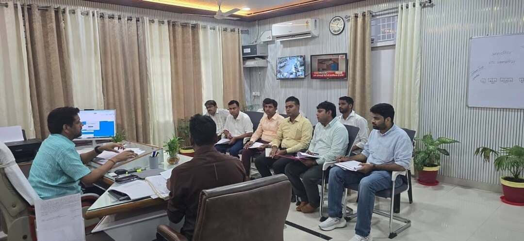 नगर निकायों में स्वच्छता व्यवस्था एवं शासन की योजनाओं को शत-प्रतिशत पूर्ण कराने के निर्देश
अपर जिलाधिकारी/प्रभारी अधिकारी स्थानीय निकाय प्रवेंद्र कुमार की अध्यक्षता में जनपद के समस्त नगर निकायों द्वारा कराए जा रहे कार्यों की समीक्षा बैठक अपर जिलाधिकारी कार्यालय में संपन्न हुई।
बैठक में अपर जिलाधिकारी ने सभी अधिशासी अधिकारियों को घर-घर कचरा संग्रहण, गीले एवं सूखे कचरे का पृथक्करण, शौचालयों की साफ-सफाई तथा सार्वजनिक स्थलों की स्वच्छता पर विशेष ध्यान देने के निर्देश दिए। उन्होंने स्पष्ट कहा कि कूड़ा निस्तारण एवं साफ-सफाई में किसी भी प्रकार की लापरवाही बर्दाश्त नहीं की जाएगी तथा लापरवाही पाए जाने पर संबंधित अधिशासी अधिकारी की जिम्मेदारी तय की जाएगी।
उन्होंने नगरीय निकायों में कर एवं करेत्तर देयों की शत-प्रतिशत वसूली तथा 15वें वित्त आयोग एवं अवस्थापना निधि से स्वीकृत कार्यों को समयबद्ध रूप से पूर्ण कराने के निर्देश दिए। बैठक में वंदन योजना, मुख्यमंत्री नगर सृजन योजना, मुख्यमंत्री वैश्विक नगरोदय योजना, पंडित दीनदयाल नगर विकास योजना, आकांक्षी योजना सहित अन्य योजनाओं की प्रगति की भी समीक्षा की गई।
इसके साथ ही निराश्रित गोवंश के लिए गौशालाओं में भूसा-चारा आदि की समुचित व्यवस्था सुनिश्चित करने, प्रधानमंत्री आवास योजना (शहरी) 2.0 एवं पीएम स्वनिधि योजना में अपेक्षित प्रगति लाने तथा सभी नगर निकायों में पॉलीथिन जब्ती एवं जागरूकता अभियान प्रभावी ढंग से संचालित करने के निर्देश दिए गए।
बैठक में जनपद के समस्त नगर निकायों के अधिशासी अधिकारीगण उपस्थित रहे।