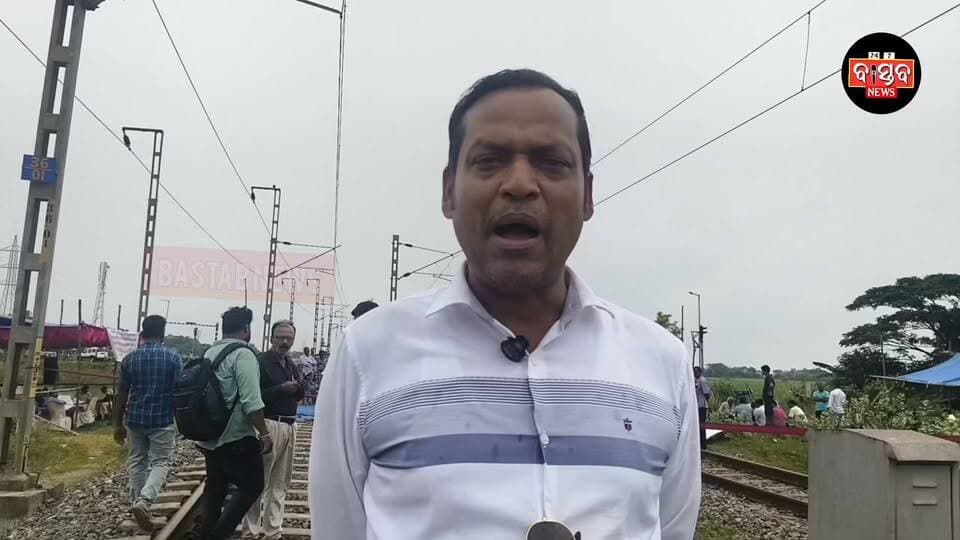 ଆଦାନୀ କମ୍ପାନୀ ବିରୋଧରେ ତେଜିଲା ଆନ୍ଦୋଳନ, ରେଳରୋକ କଲା ଭଦ୍ରକ ଟିପର ଟ୍ରକ ମାଲିକ ସଂଘ.......|