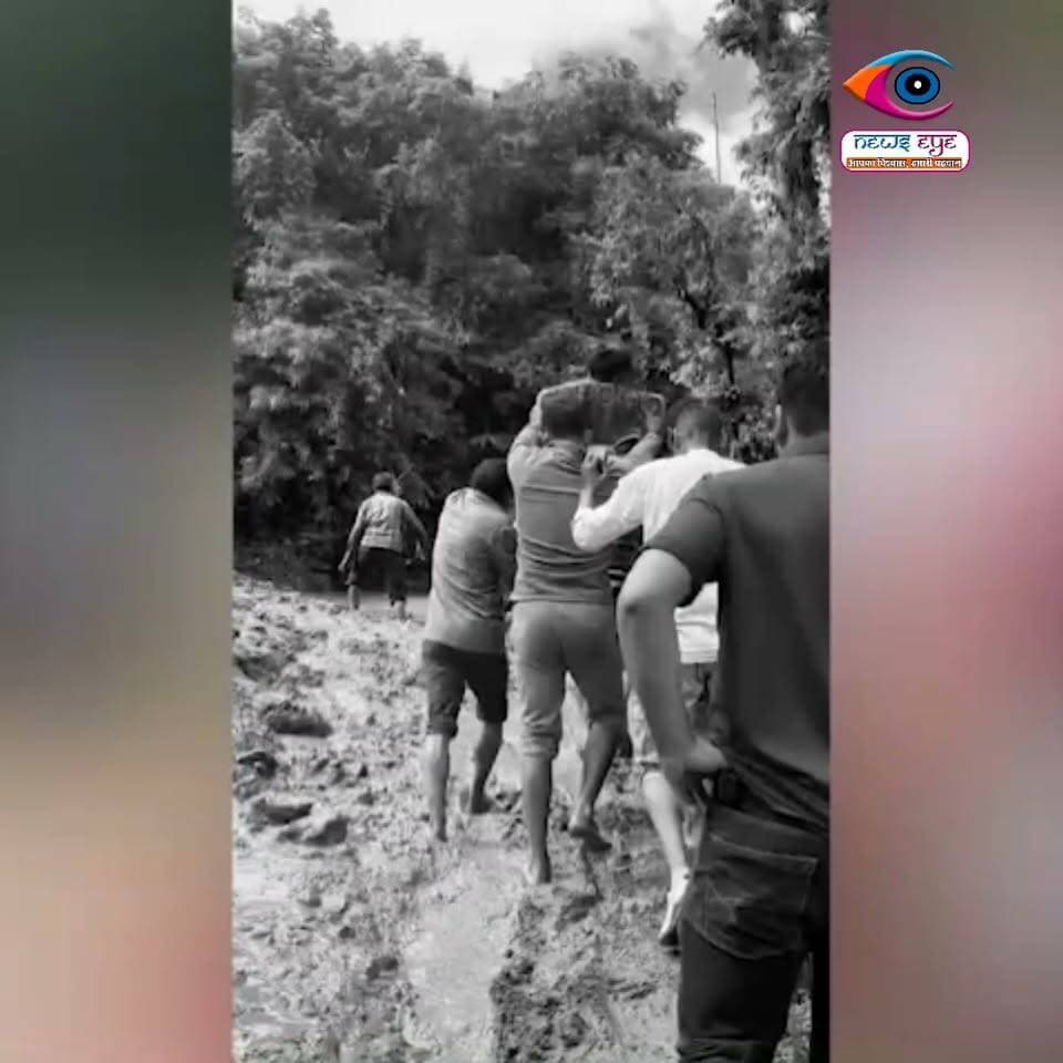 चंपावत में सड़क बंद होने से डोली के सहारे एक किलोमीटर पैदल चल वाहन तक लाना पड़ा गंभीर मरीज